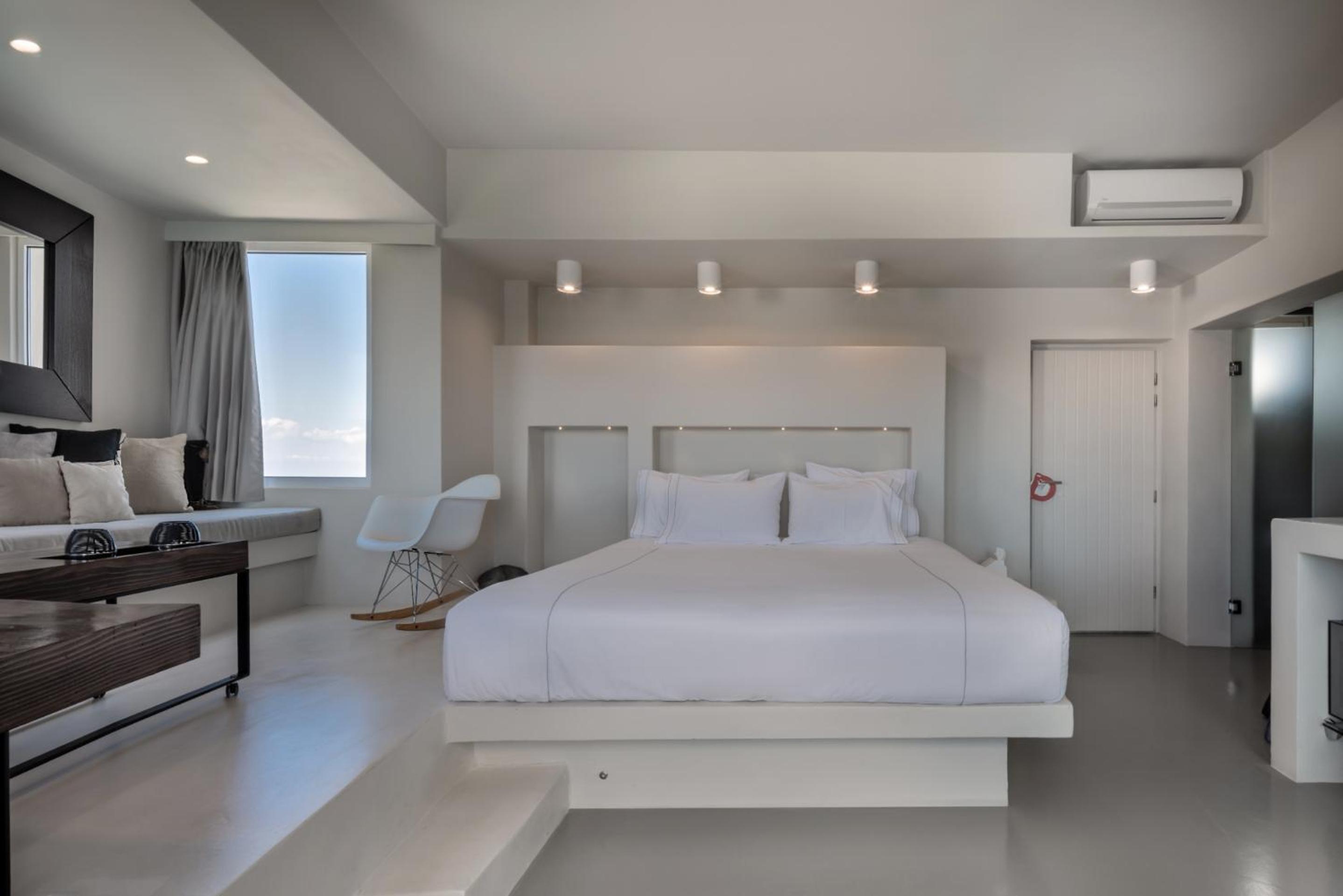 Deluxe Suite with Outdoor Hot tub and Caldera View - Photo 6