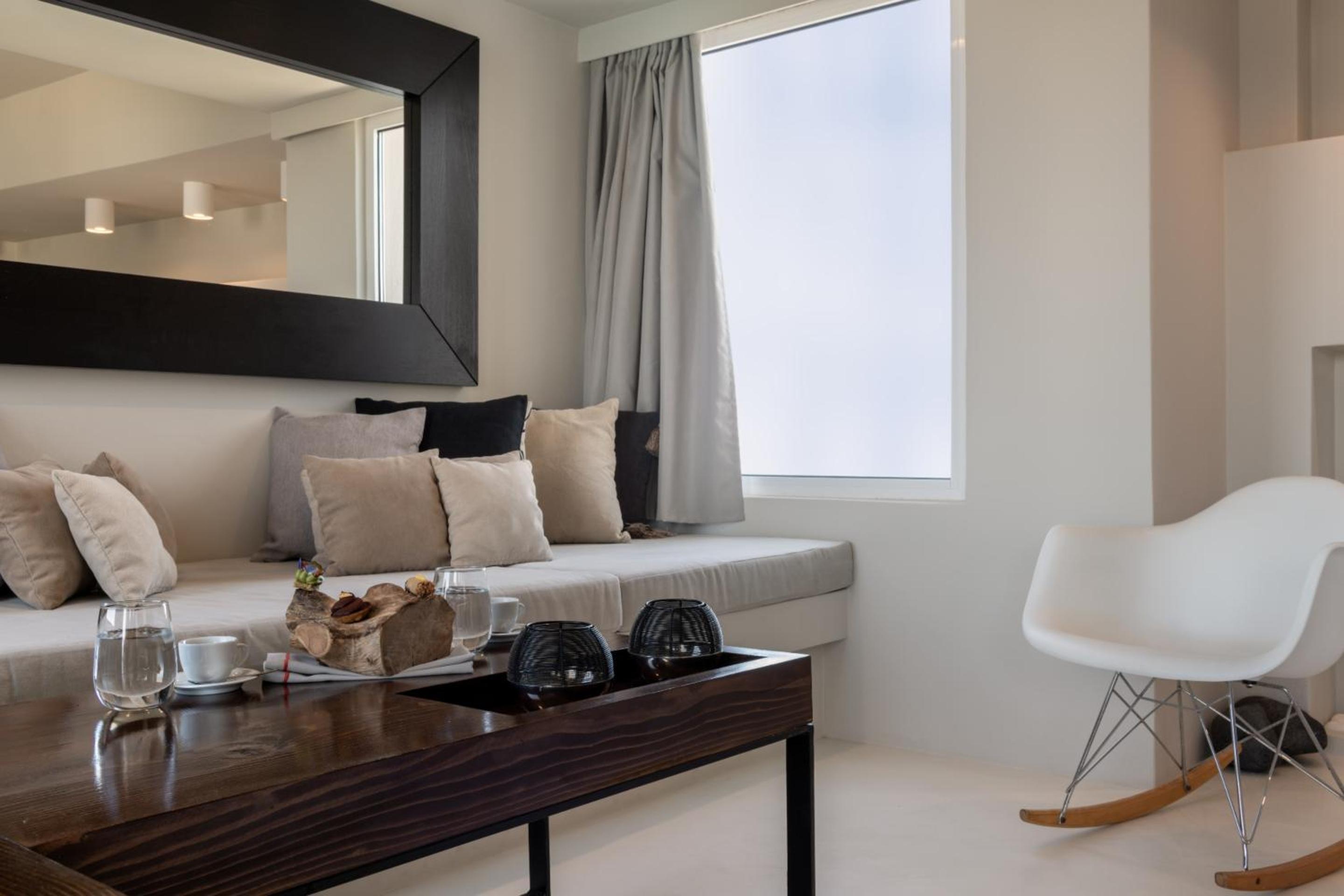 Deluxe Suite with Outdoor Hot tub and Caldera View - Photo 8