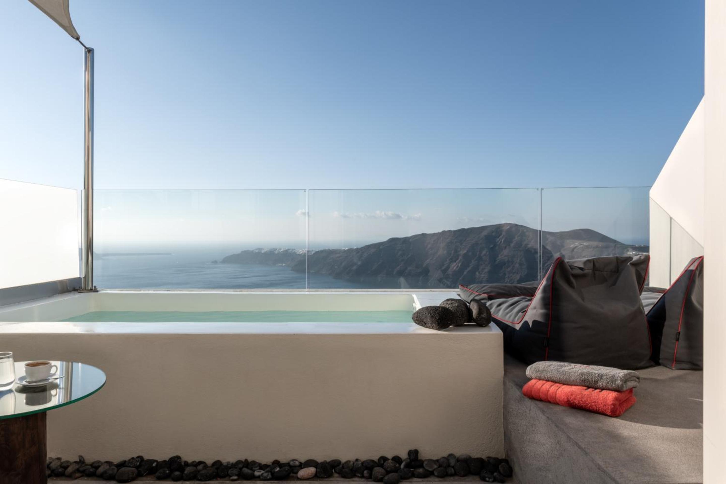 Deluxe Suite with Outdoor Hot tub and Caldera View - Photo 10