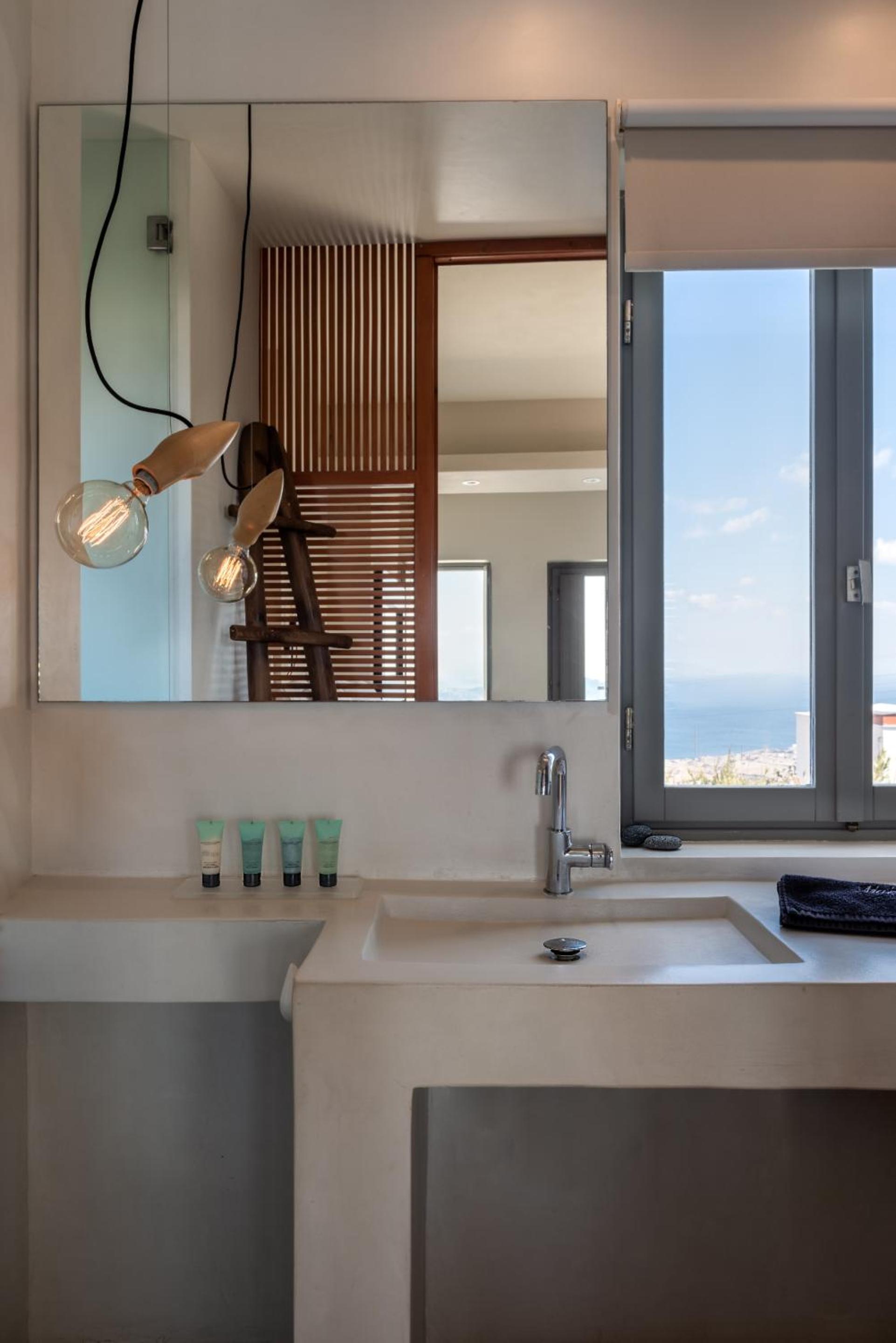 Deluxe Suite with Outdoor Hot tub and Caldera View - Photo 29