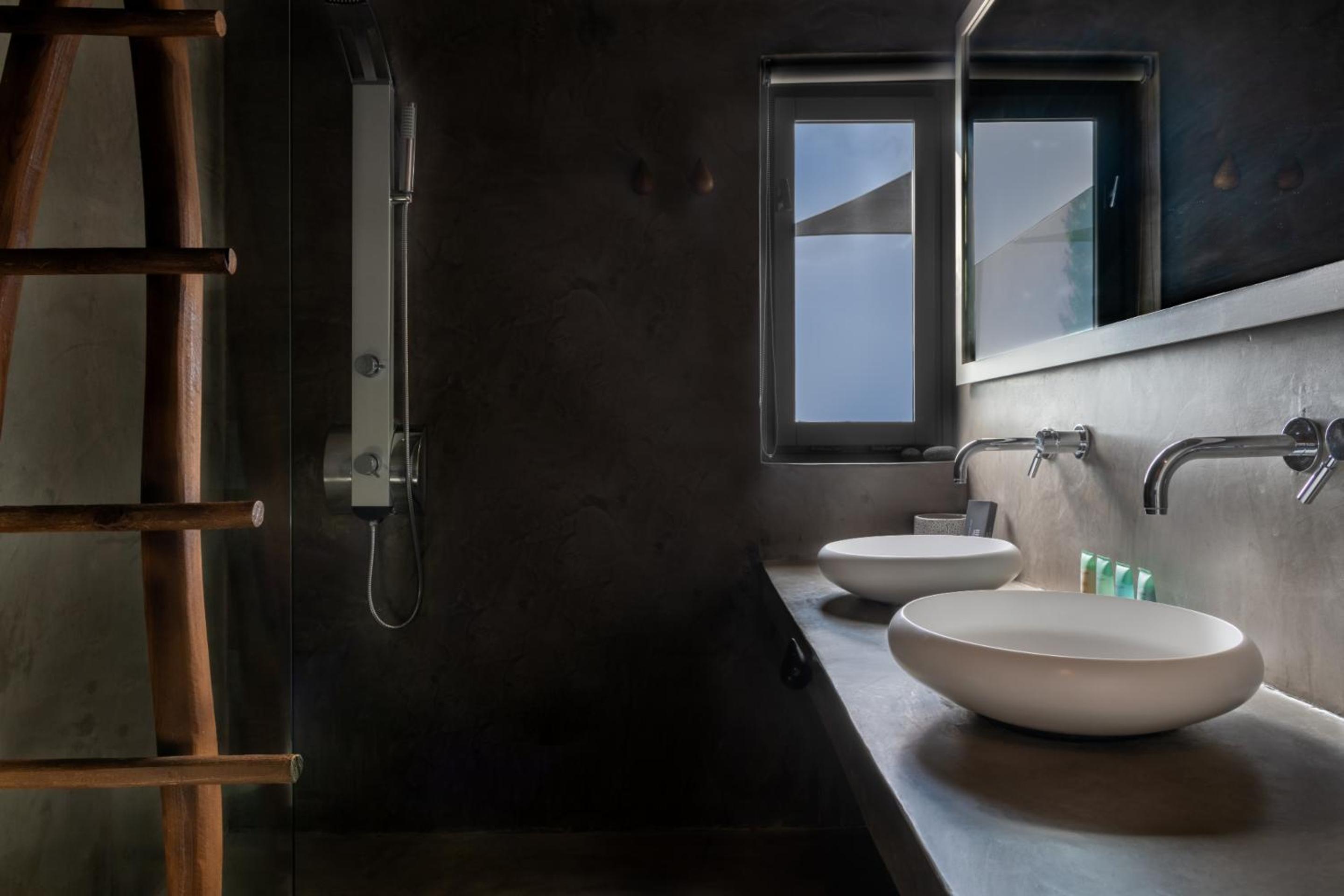 Deluxe Suite with Outdoor Hot tub and Caldera View - Photo 19