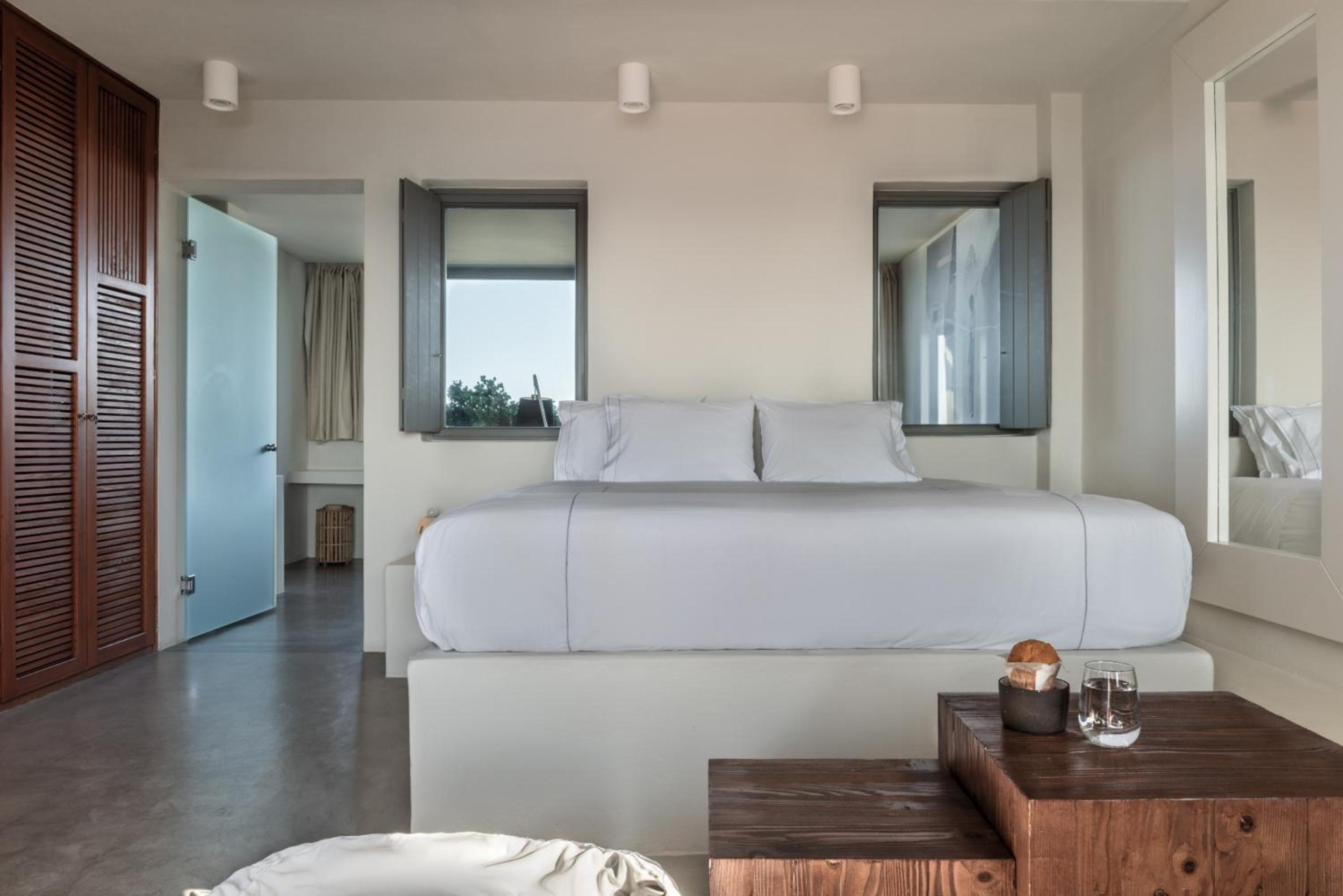 Deluxe Suite with Outdoor Hot tub and Caldera View - Photo 14
