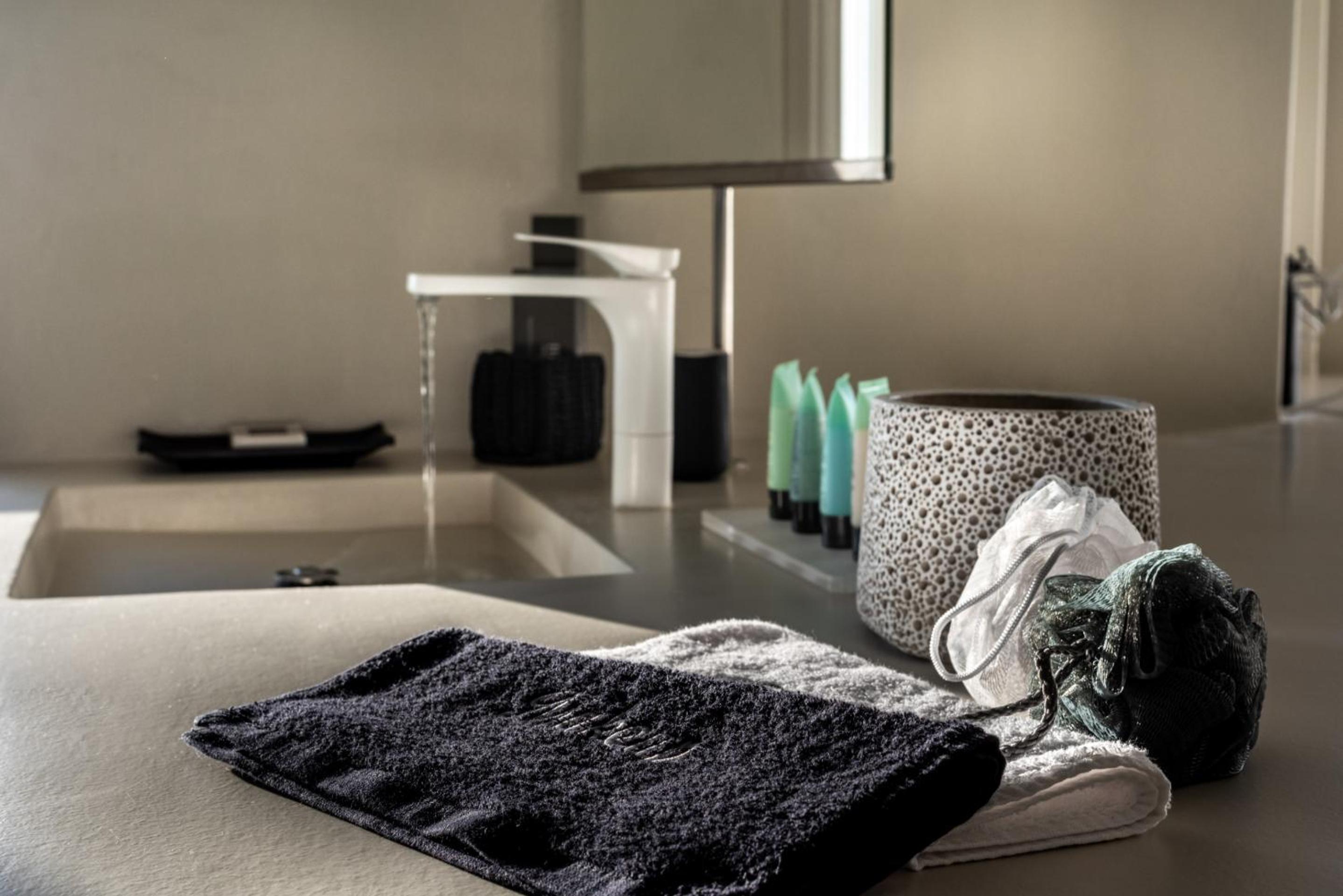 Deluxe Suite with Outdoor Hot tub and Caldera View - Photo 32