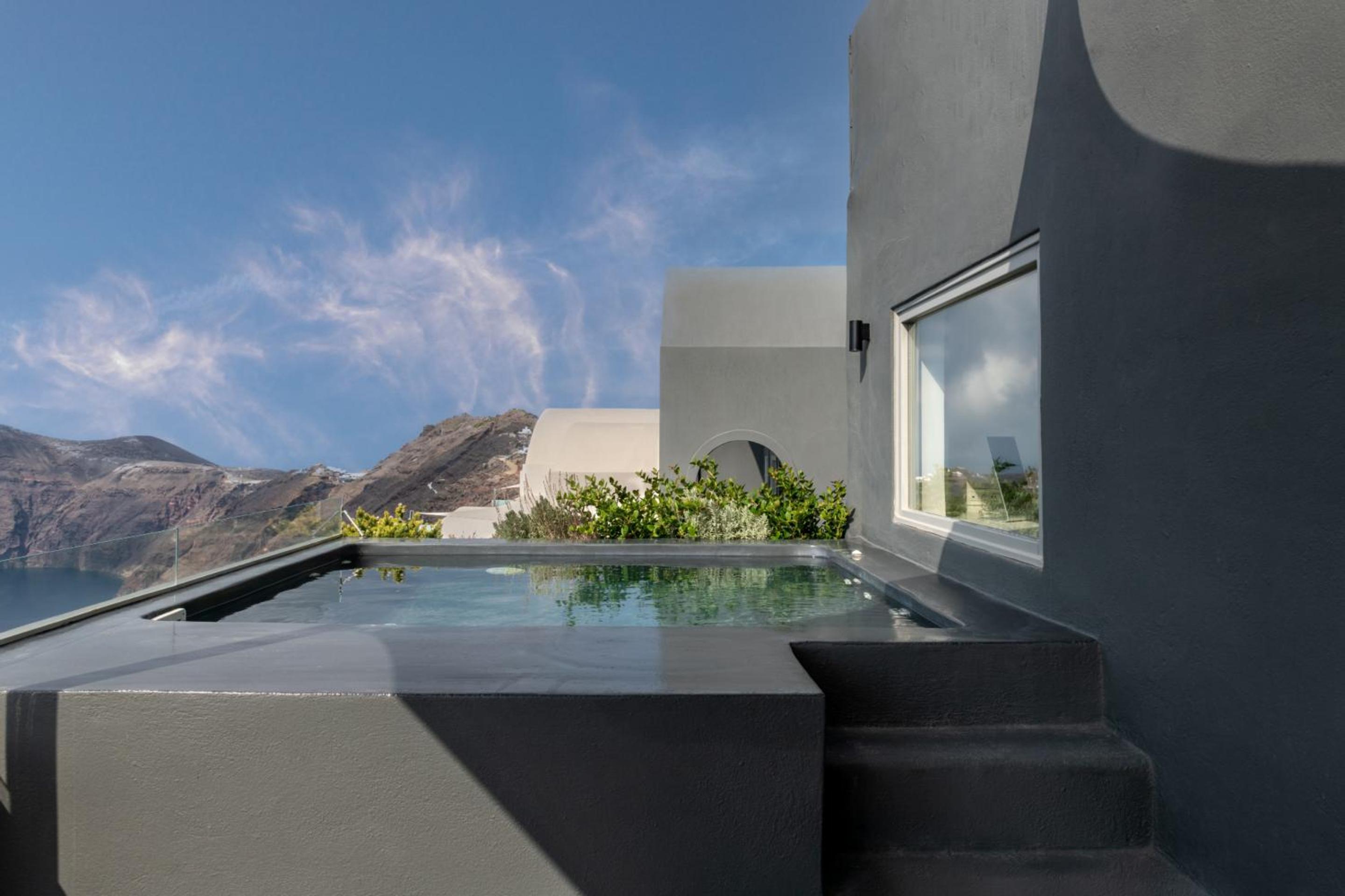 Deluxe Suite with Outdoor Hot tub and Caldera View - Photo 17