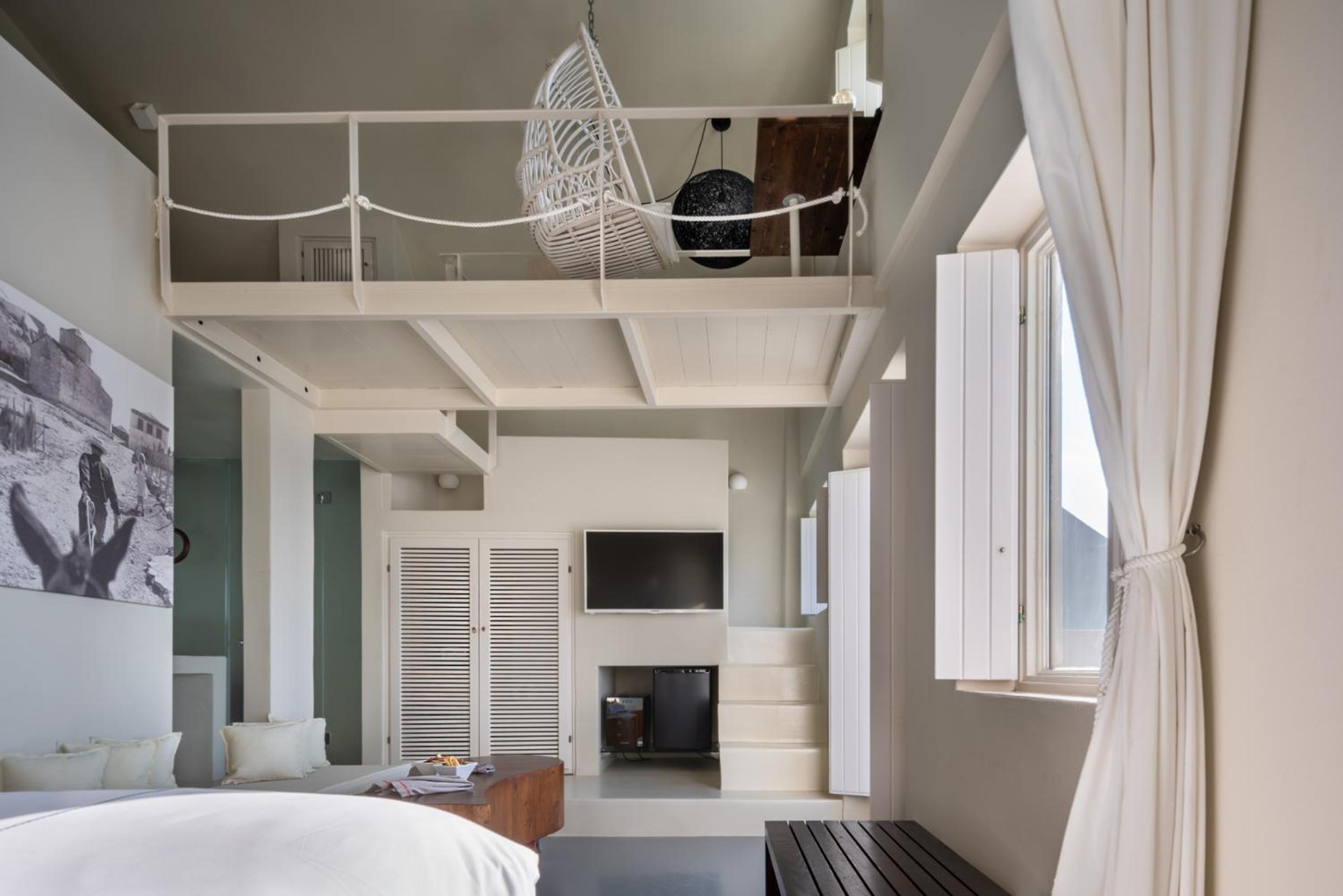 Executive Suite with Indoor or Outdoor Hot Tub and Caldera View - Photo 3