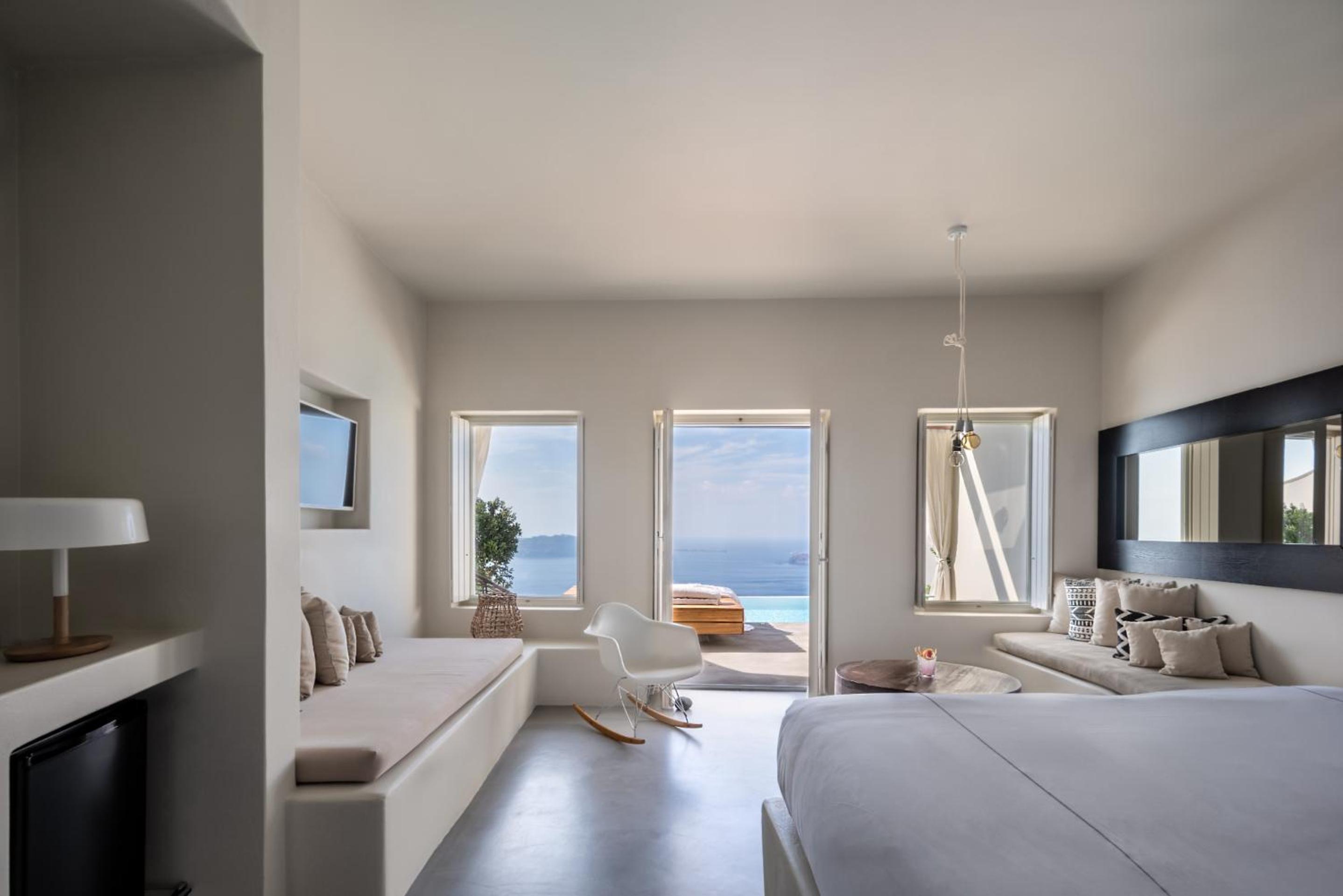 Superior Pool Suite with Caldera View - Photo 5