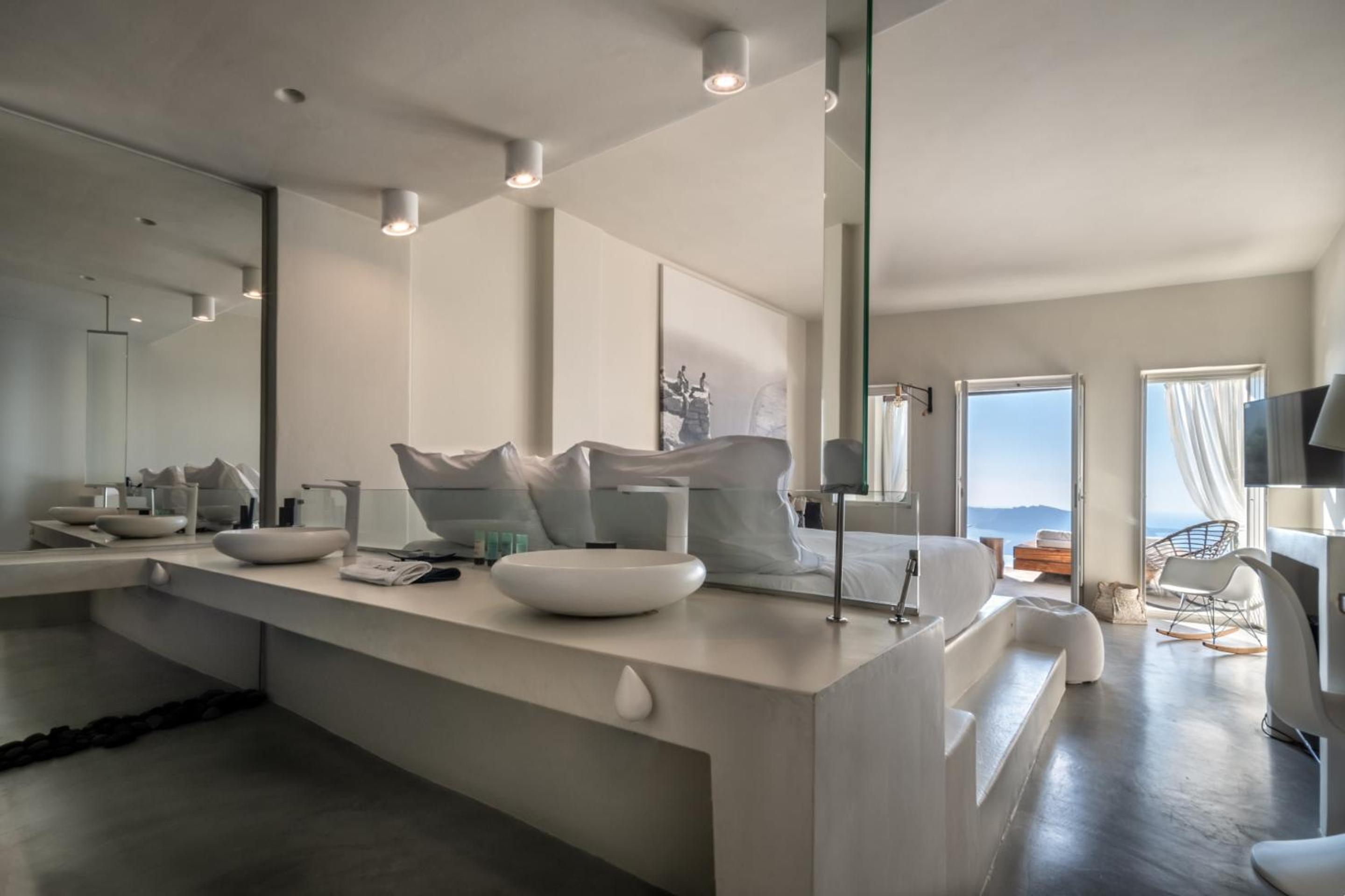 Superior Pool Suite with Caldera View