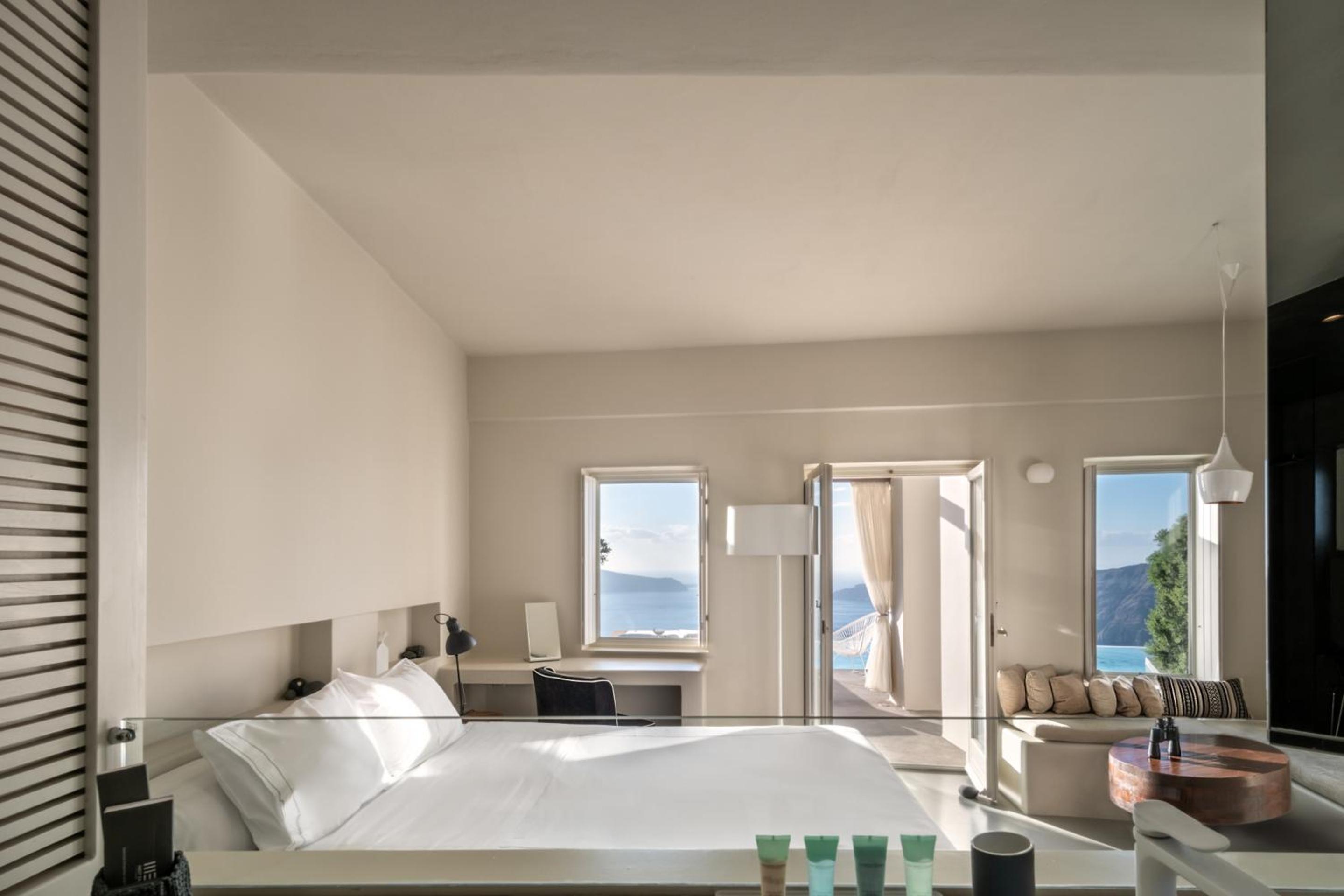 Superior Pool Suite with Caldera View - Photo 7