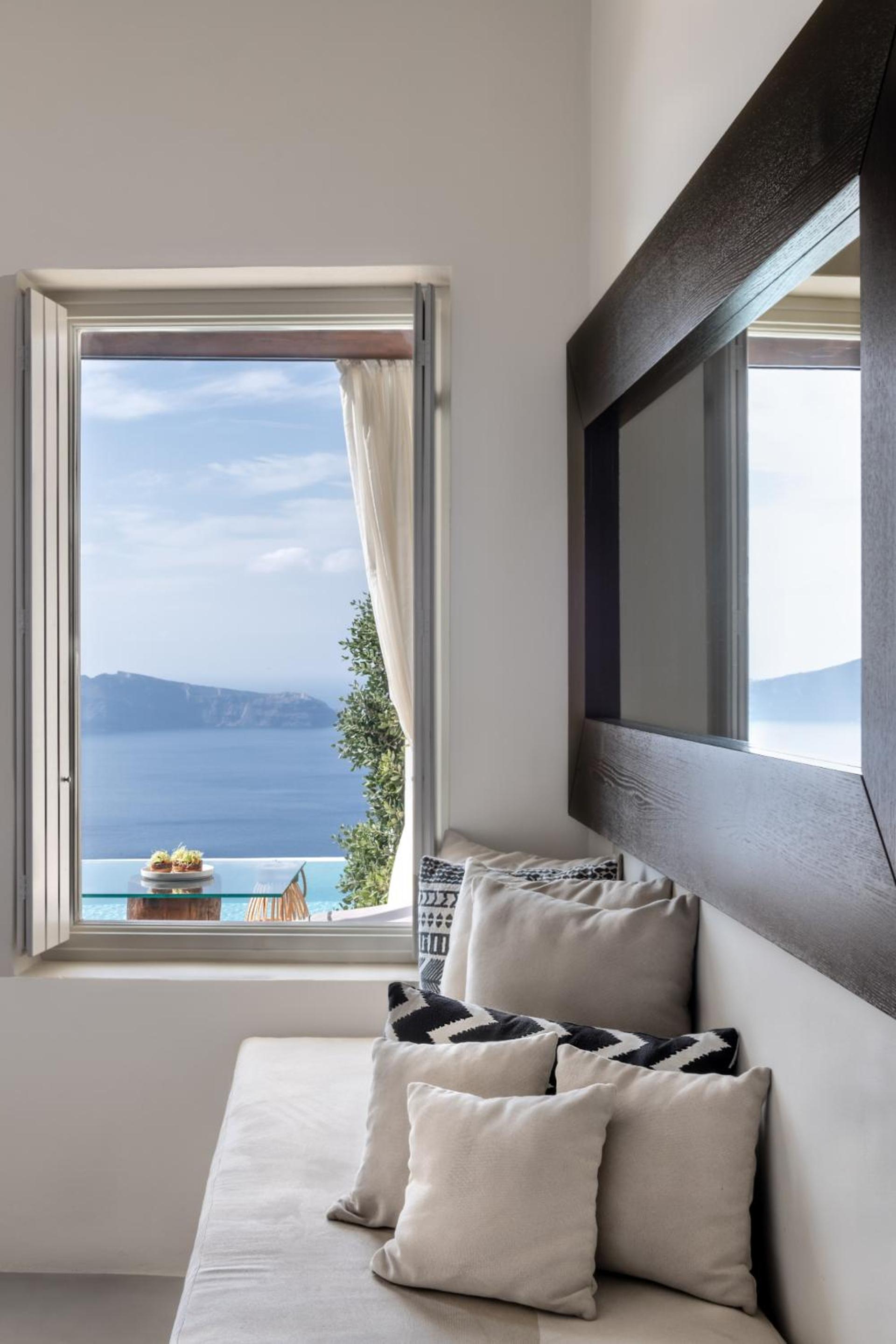 Superior Pool Suite with Caldera View - Photo 3