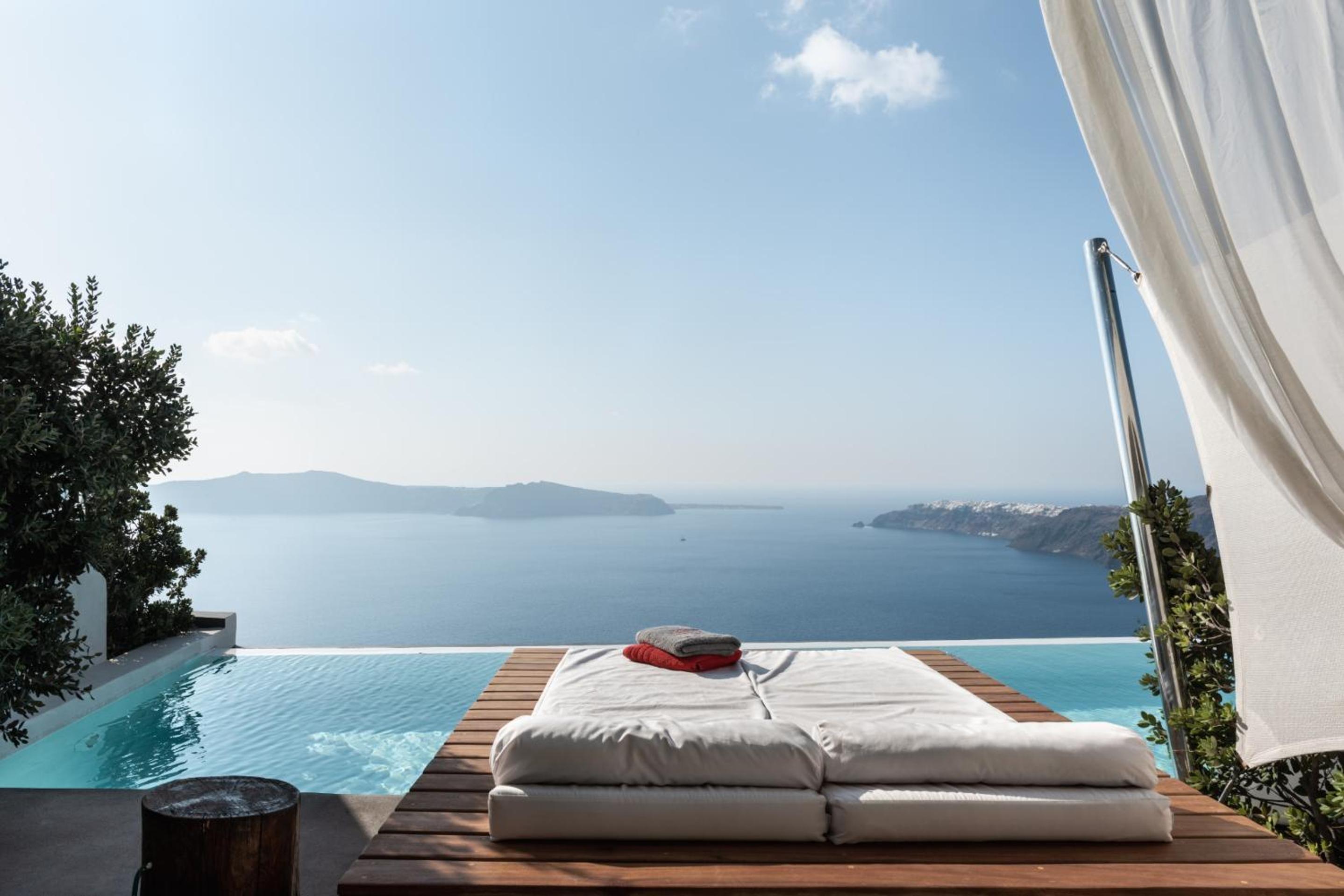 Superior Pool Suite with Caldera View - Photo 11