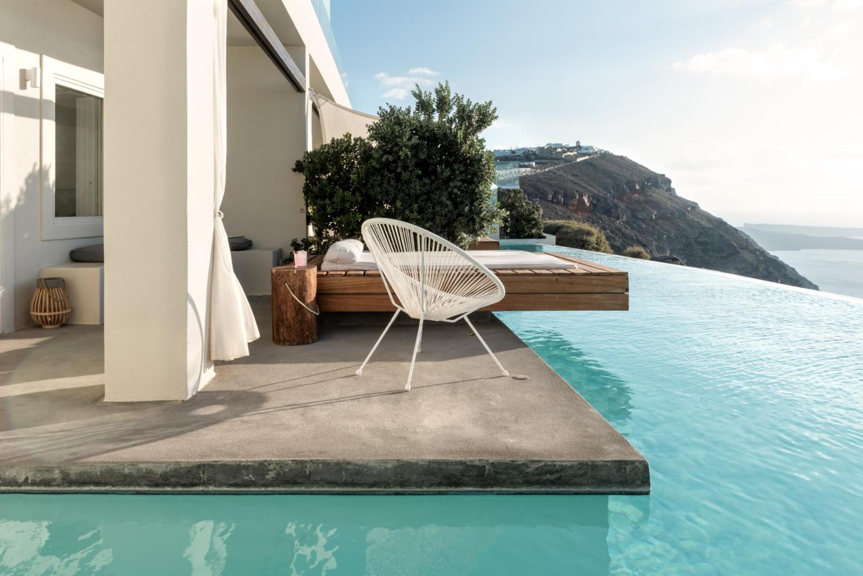 Superior Pool Suite with Caldera View - Photo 10