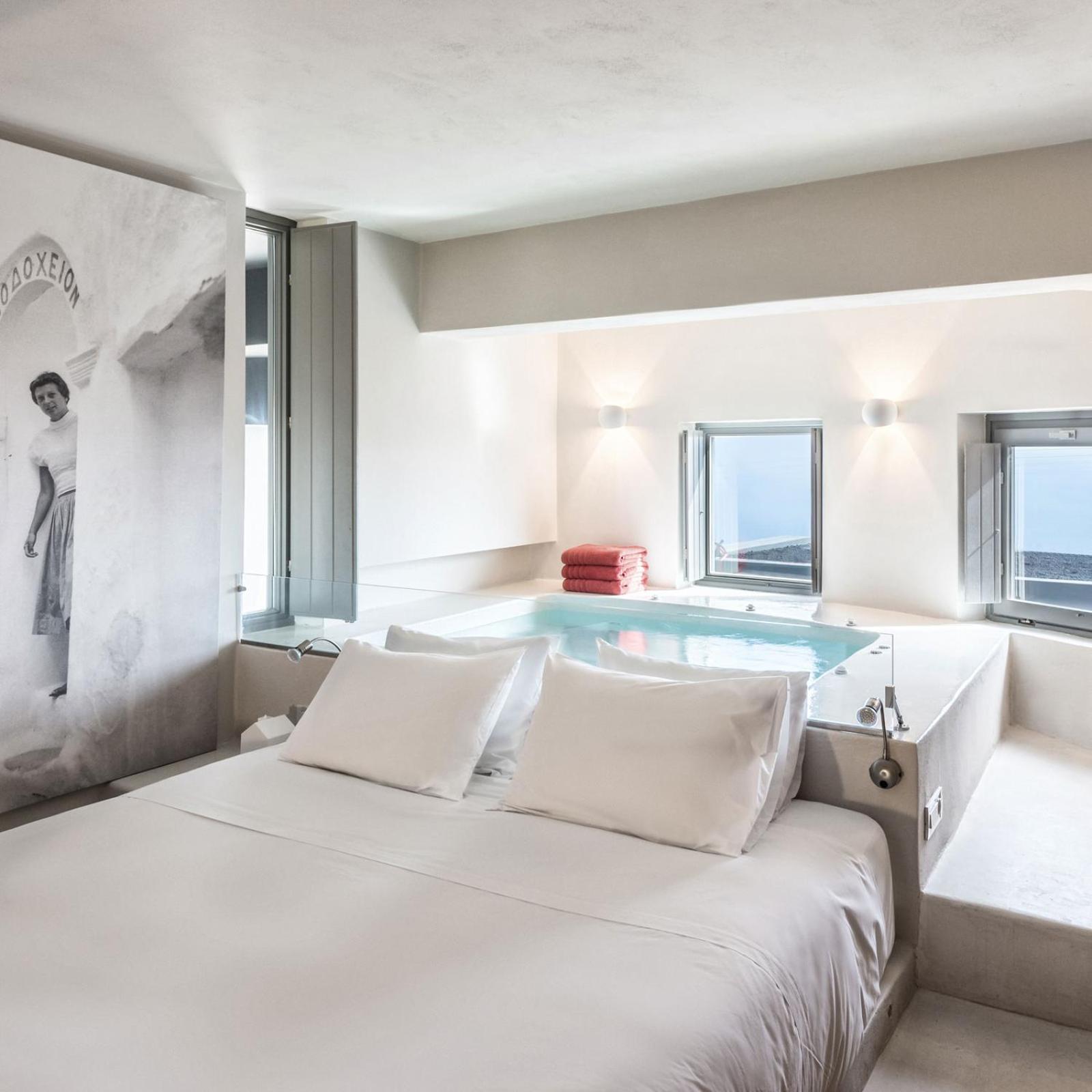 Royal Suite with Indoor or Outdoor Plunge Pool and Caldera View - Photo 7