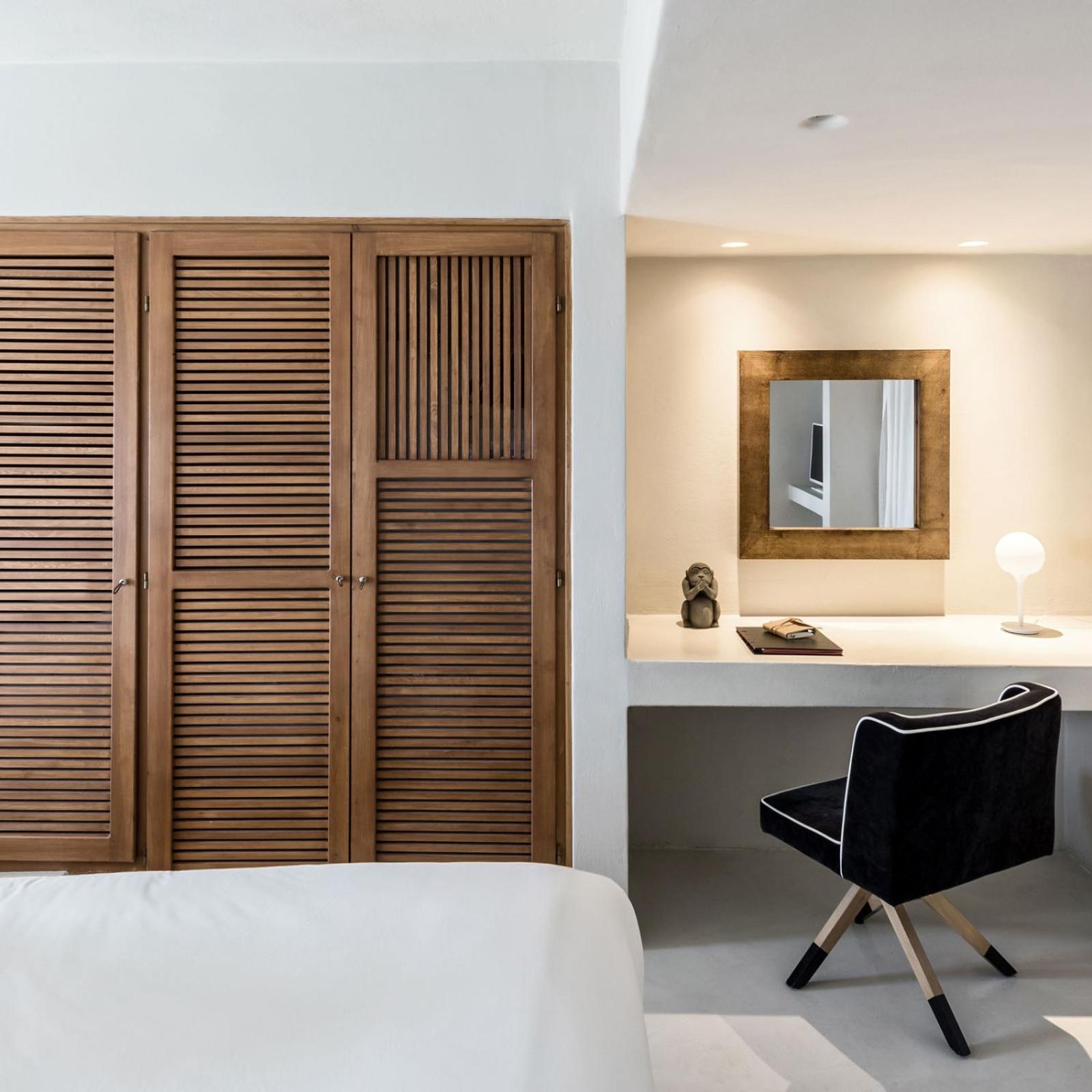 Royal Suite with Indoor or Outdoor Plunge Pool and Caldera View - Photo 6