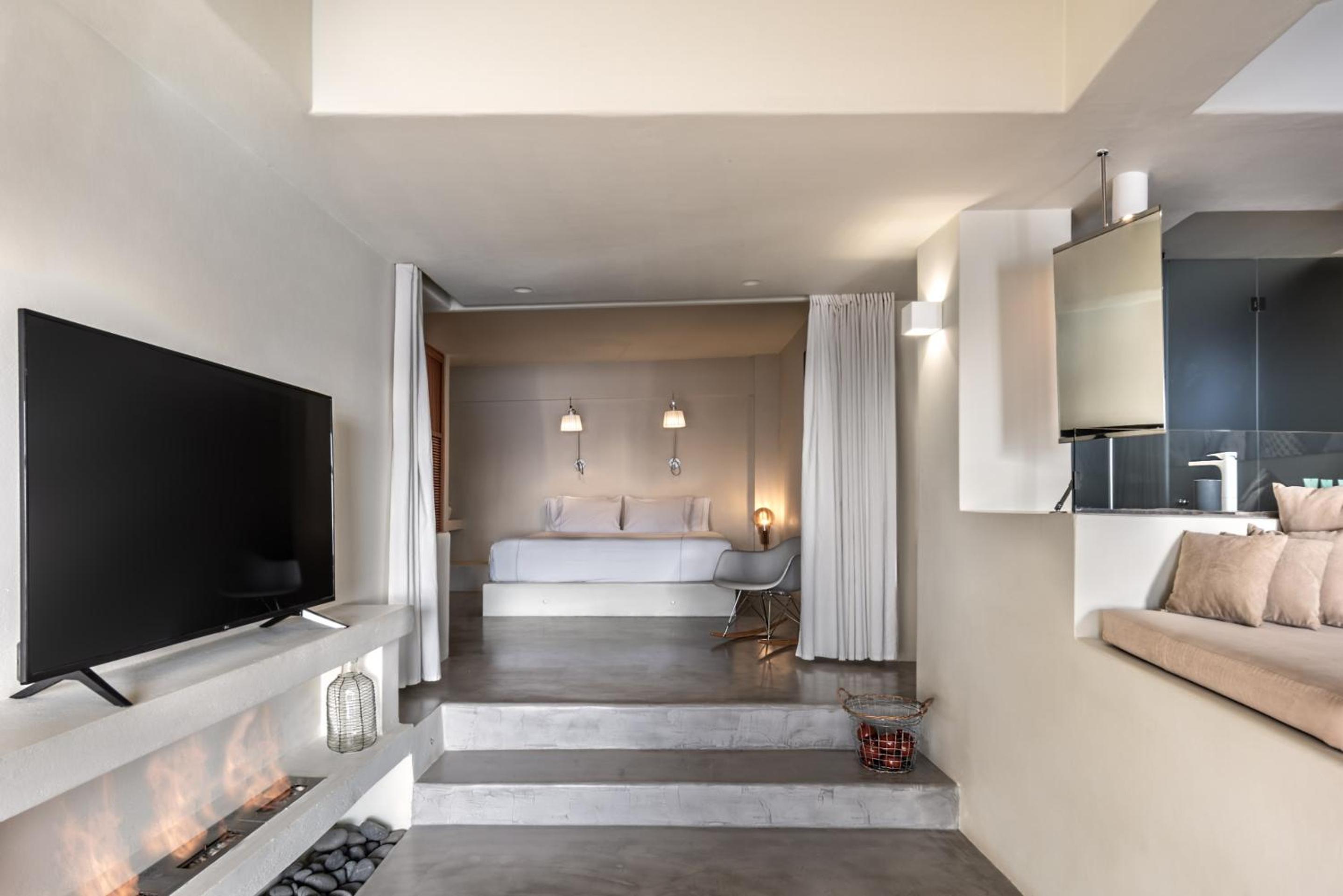 Royal Suite with Indoor or Outdoor Plunge Pool and Caldera View - Photo 11