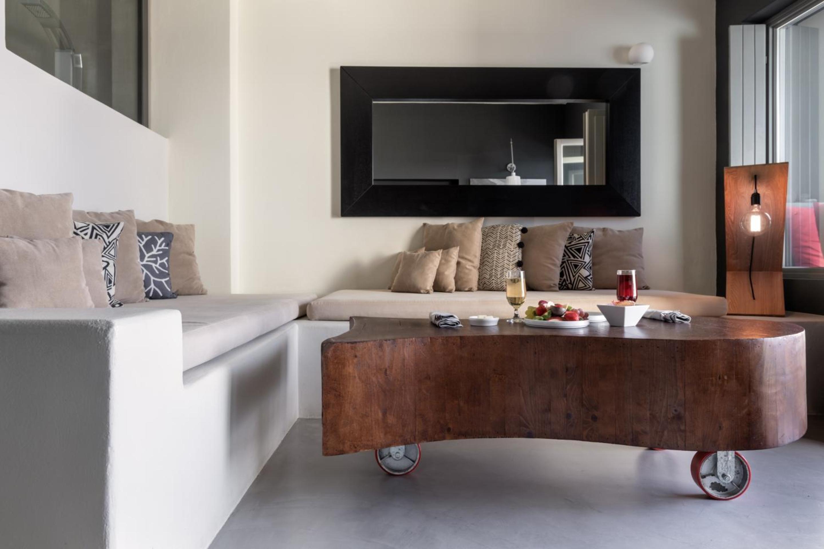 Royal Suite with Indoor or Outdoor Plunge Pool and Caldera View - Photo 9
