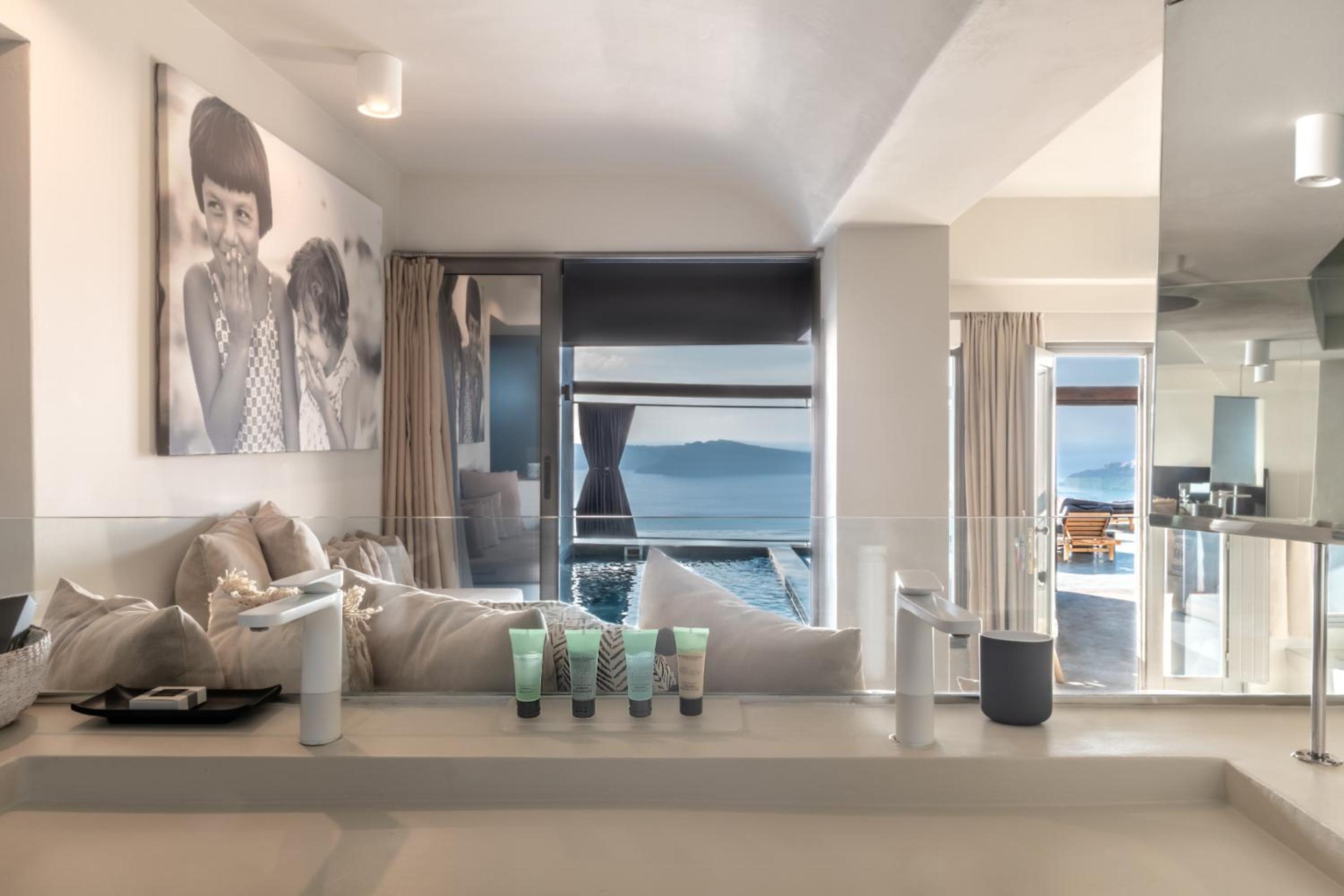 Royal Suite with Indoor or Outdoor Plunge Pool and Caldera View - Photo 14