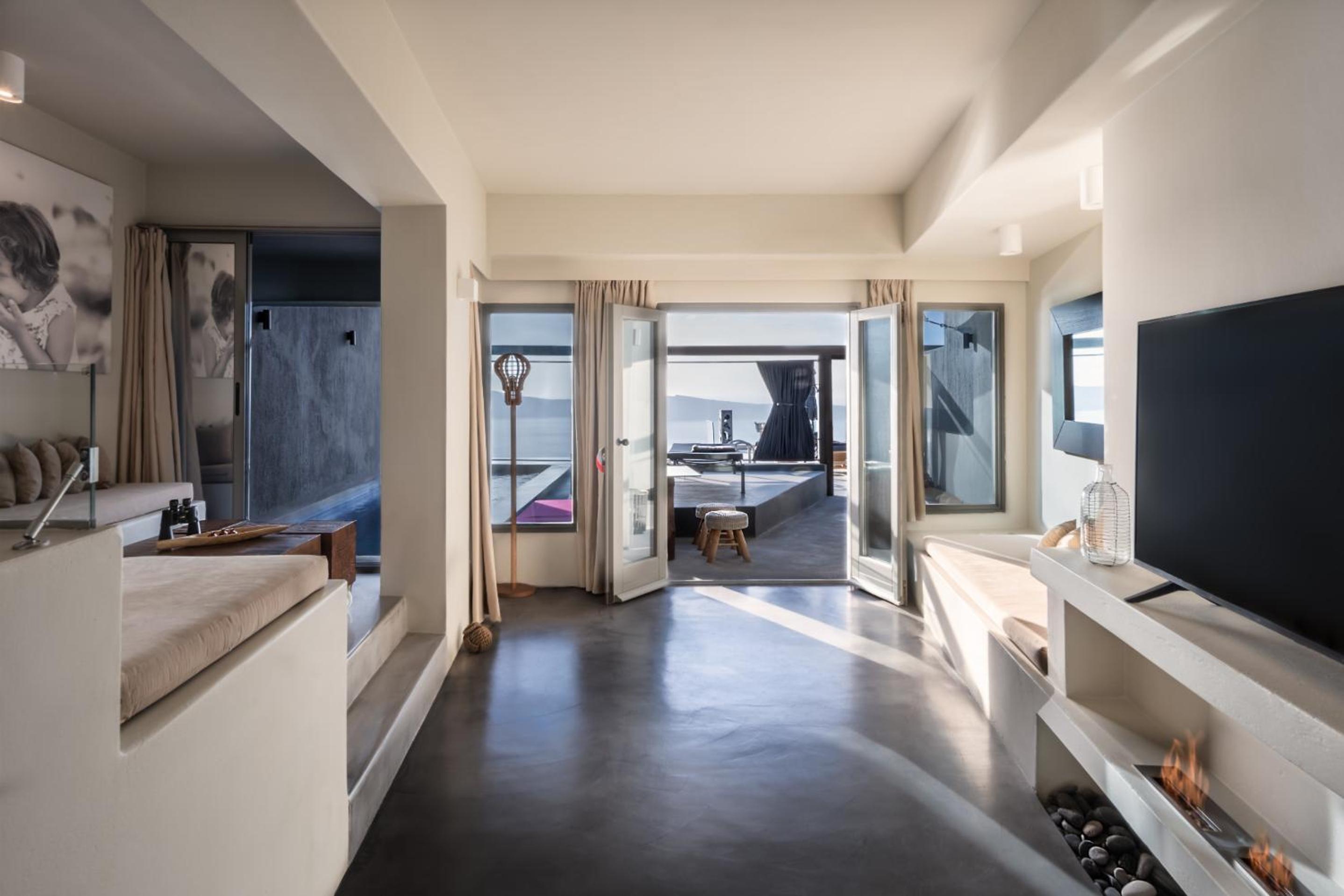 Royal Suite with Indoor or Outdoor Plunge Pool and Caldera View - Photo 3