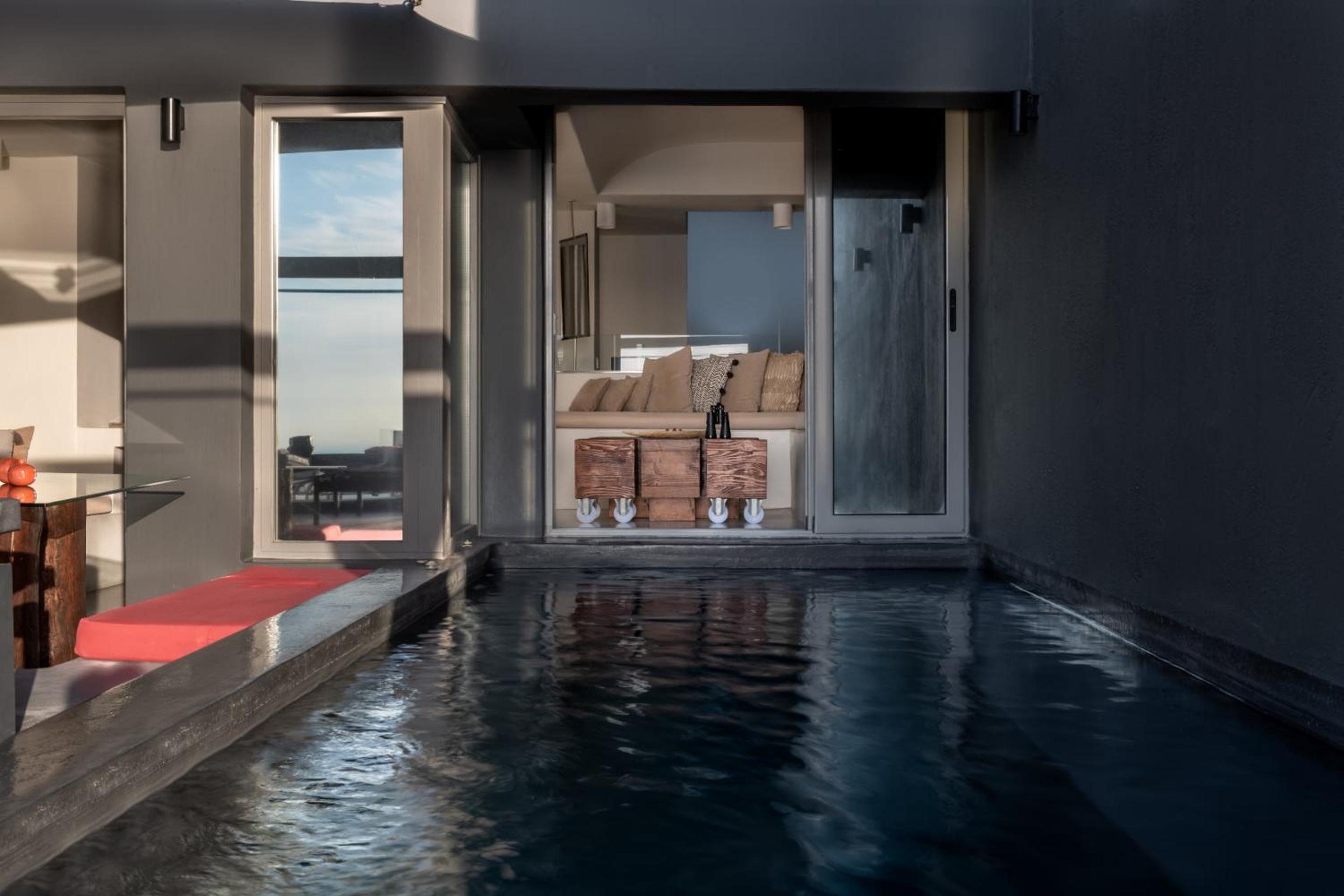 Royal Suite with Indoor or Outdoor Plunge Pool and Caldera View - Photo 17