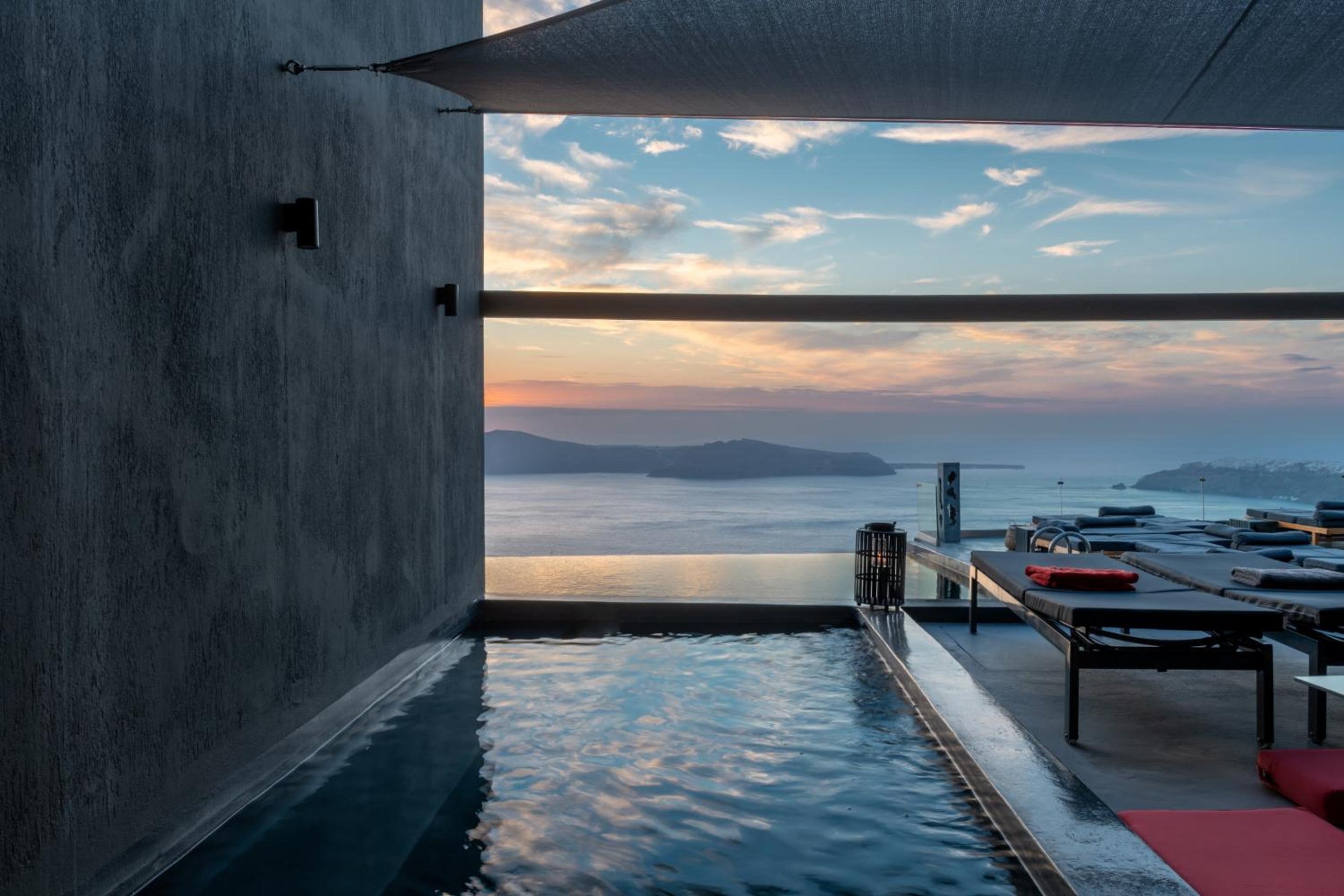 Royal Suite with Indoor or Outdoor Plunge Pool and Caldera View - Photo 16