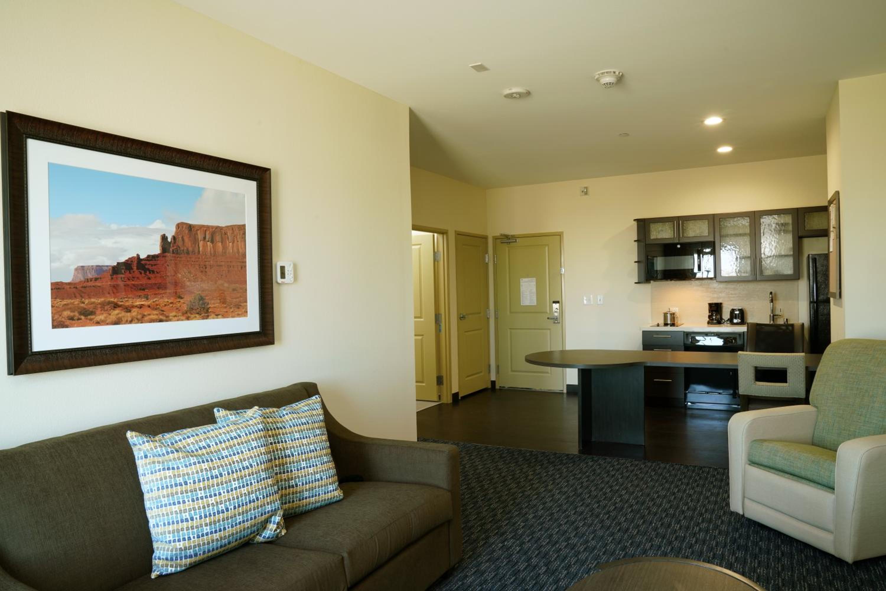 One-Bedroom Queen Suite - Photo 4