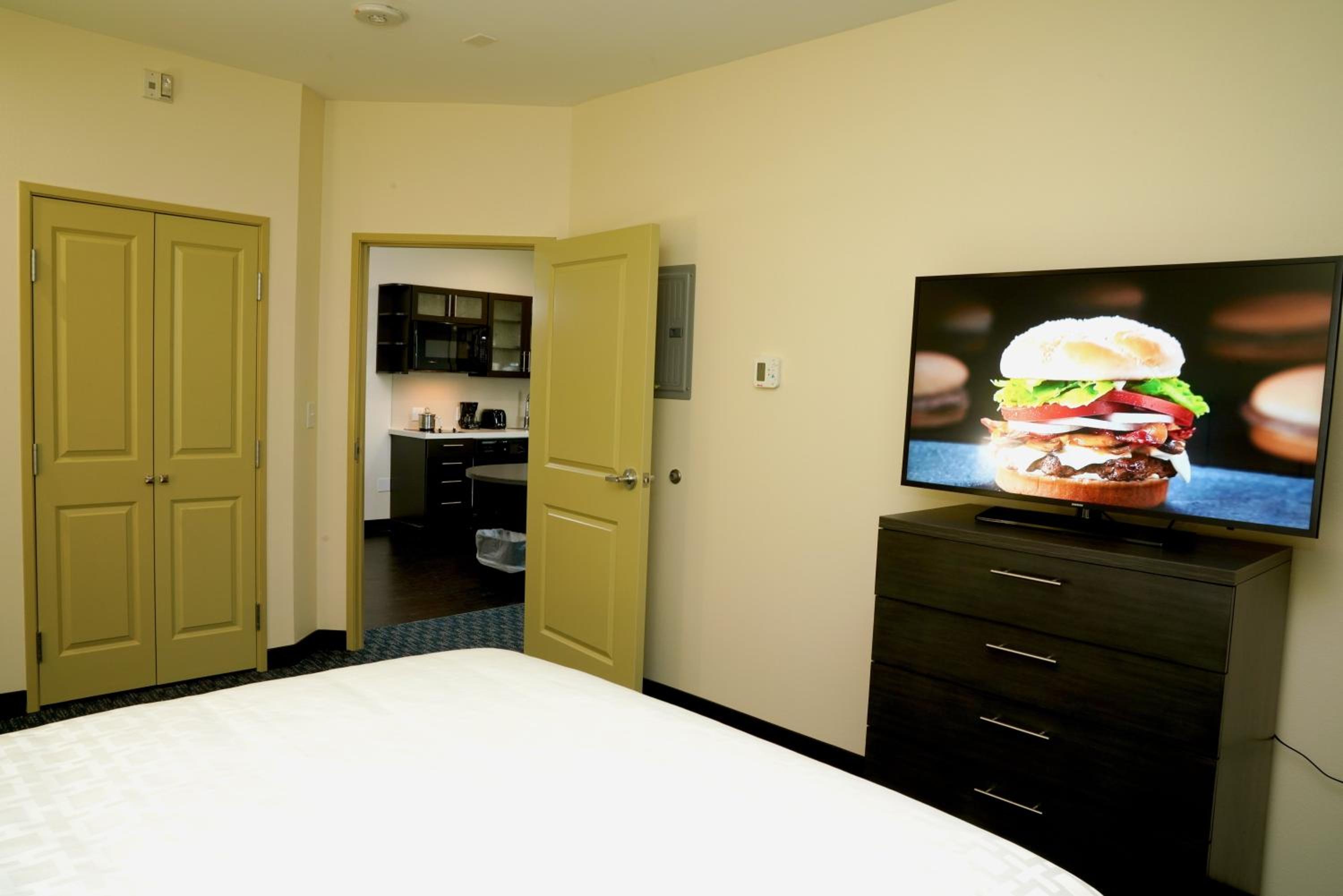 One-Bedroom Queen Suite - Photo 5