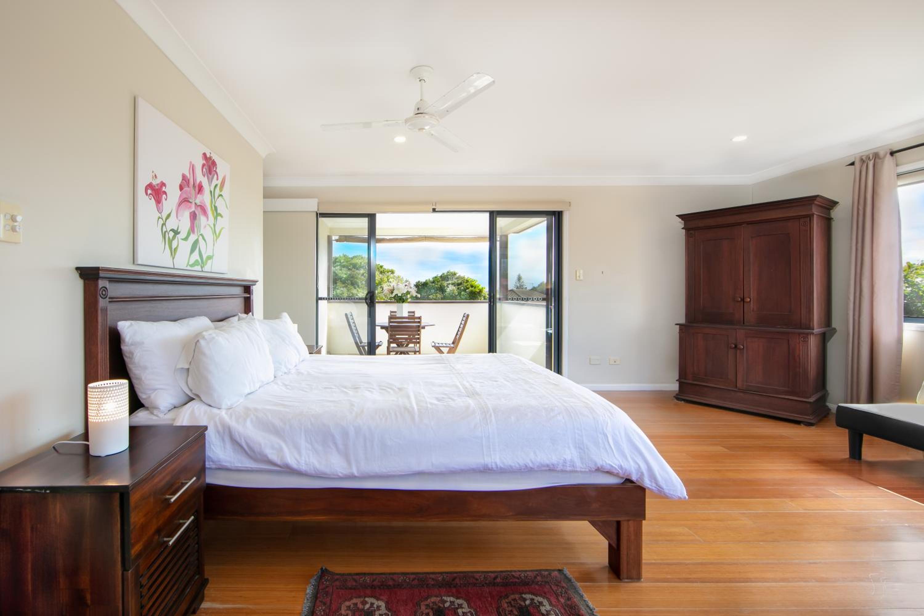 Five-Bedroom House photo 3