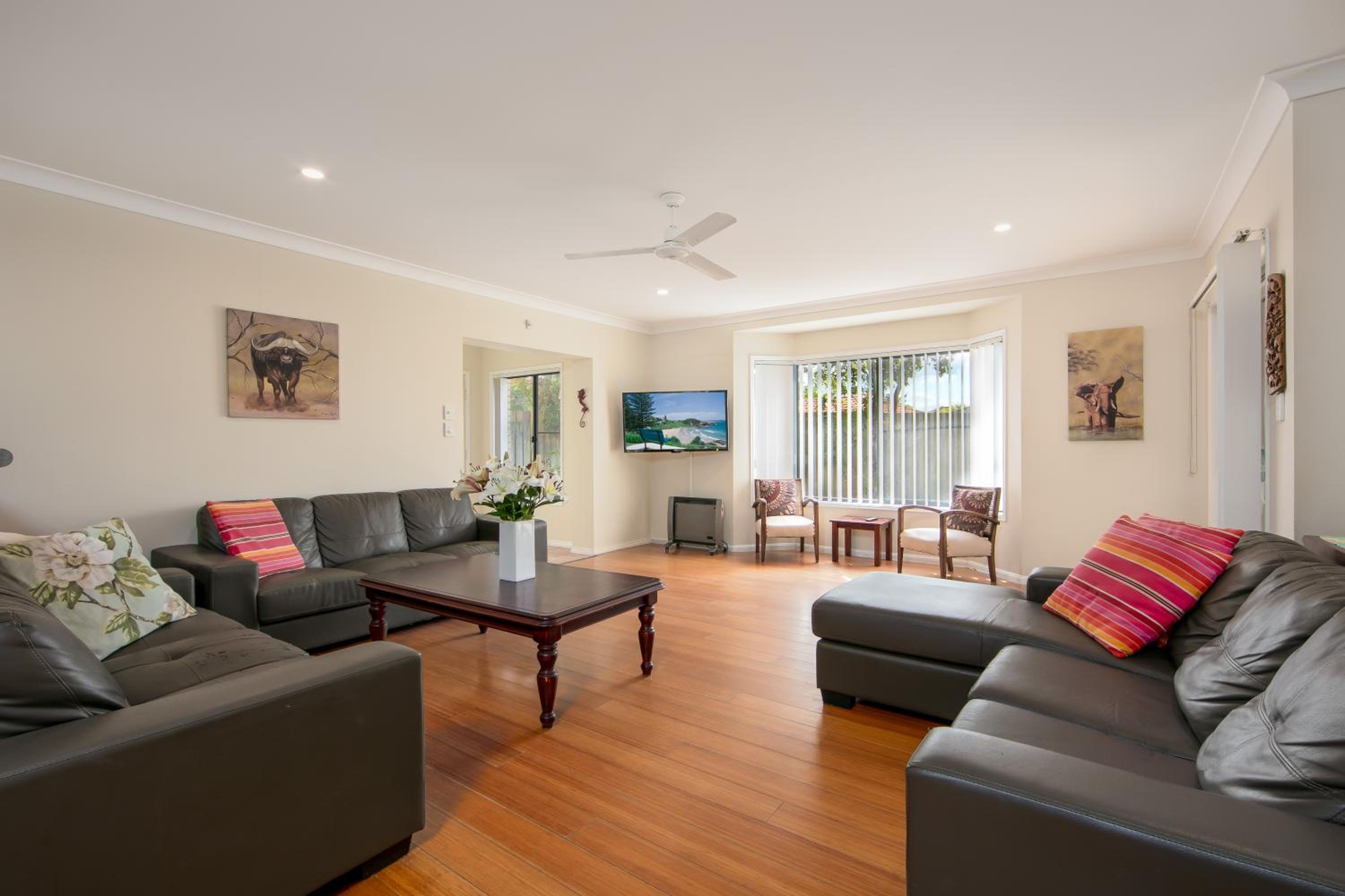 Five-Bedroom House photo 2