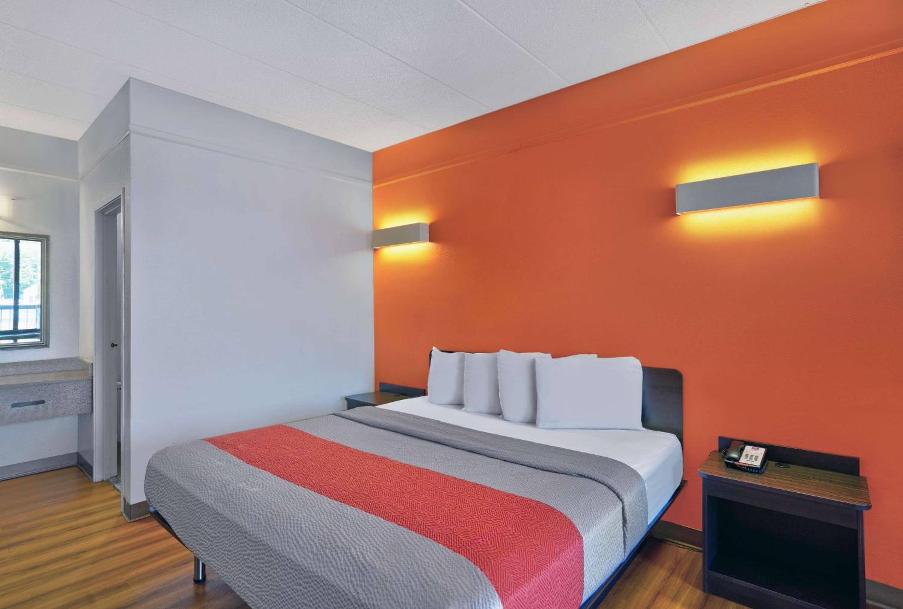 King Room - Non-Smoking - Photo 1