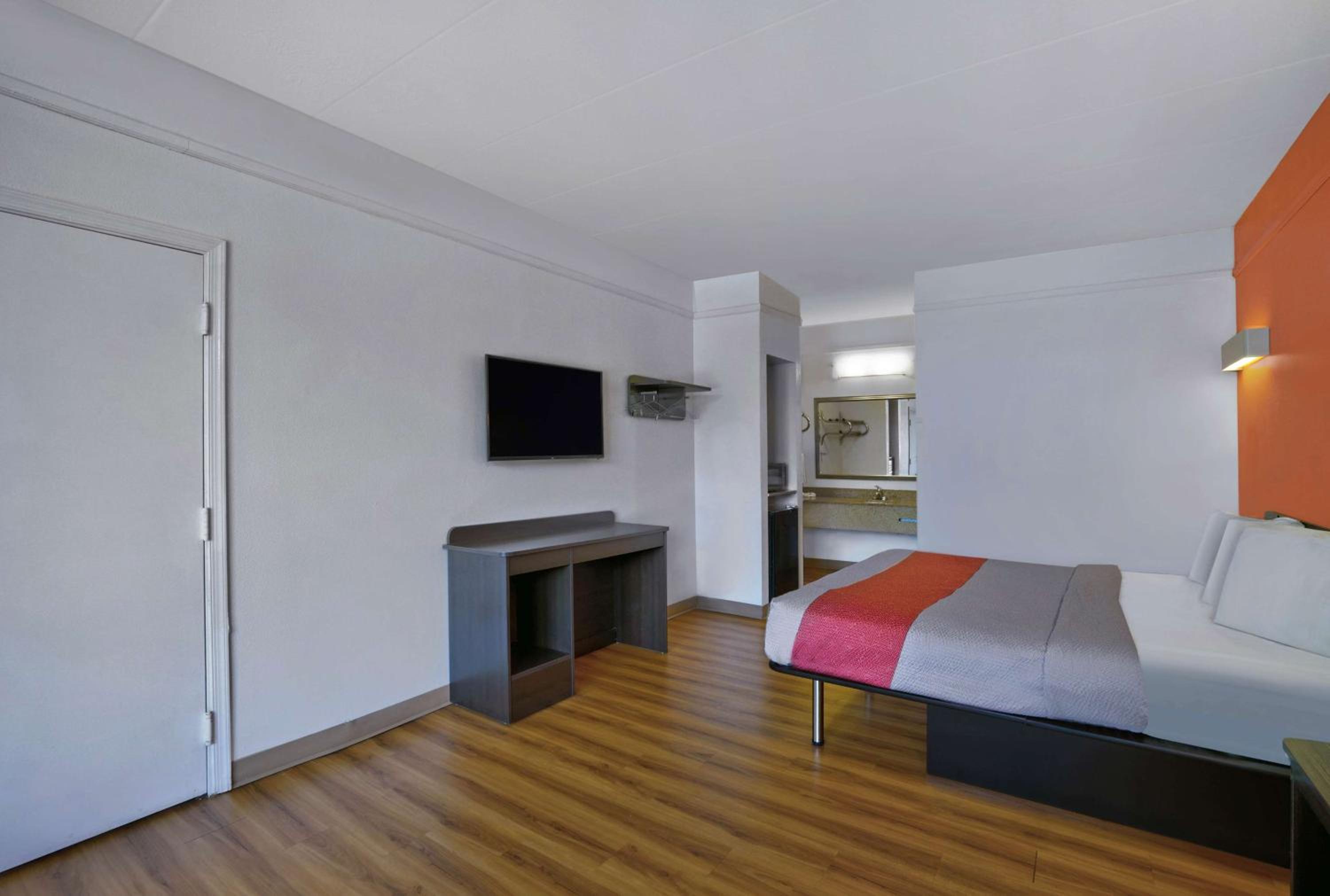 King Room - Non-Smoking - Photo 5