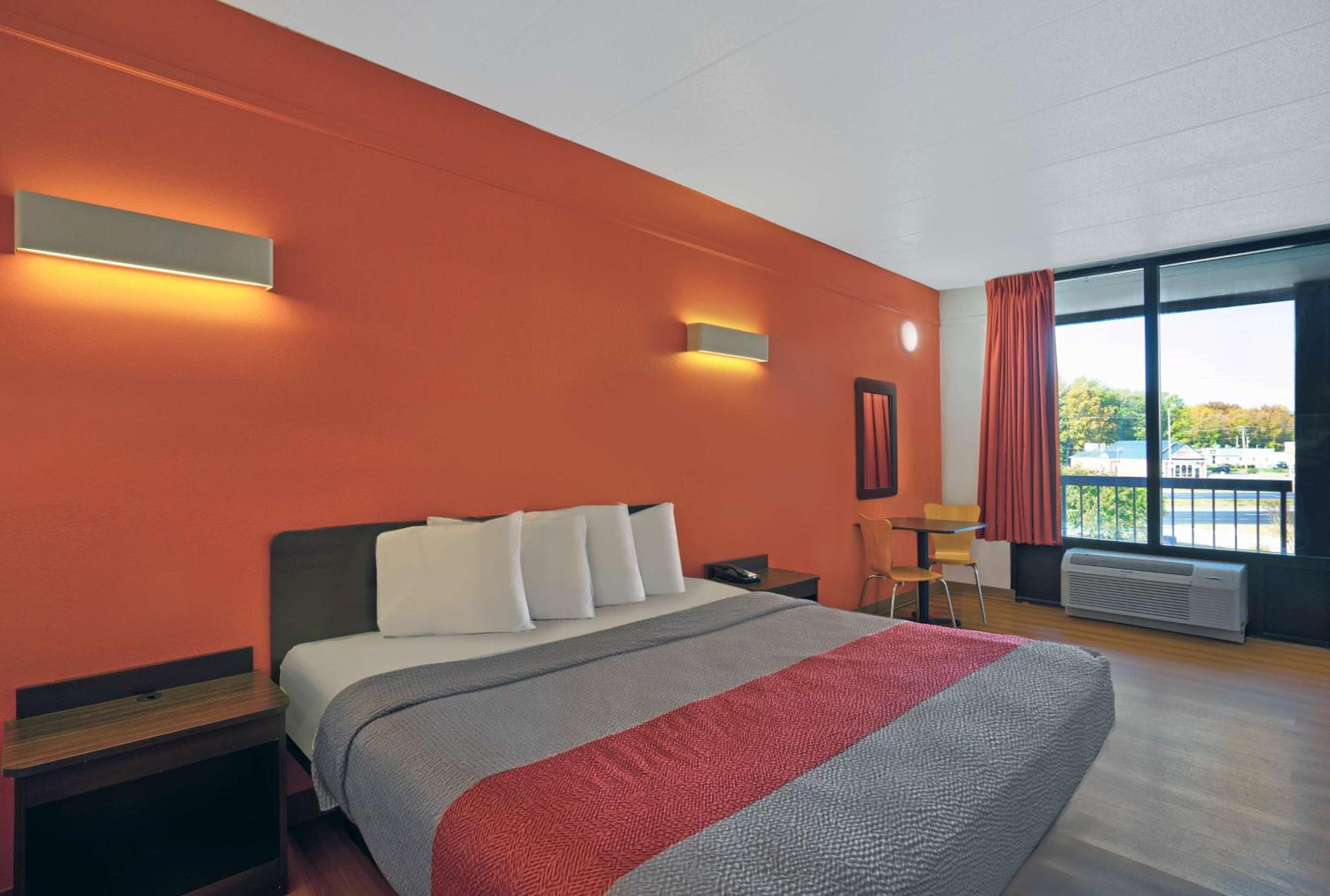 King Room - Non-Smoking - Photo 4