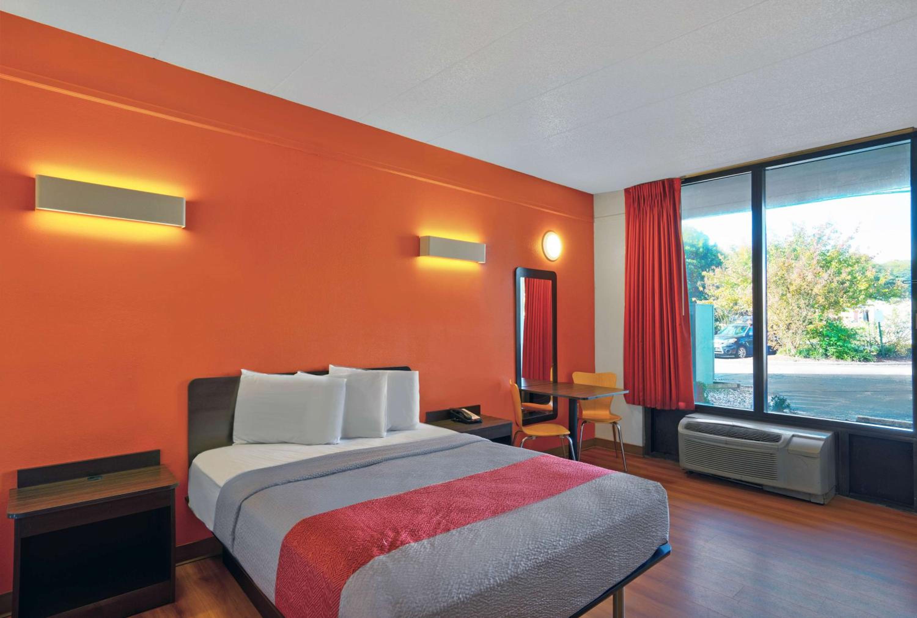 King Room - Non-Smoking - Photo 2
