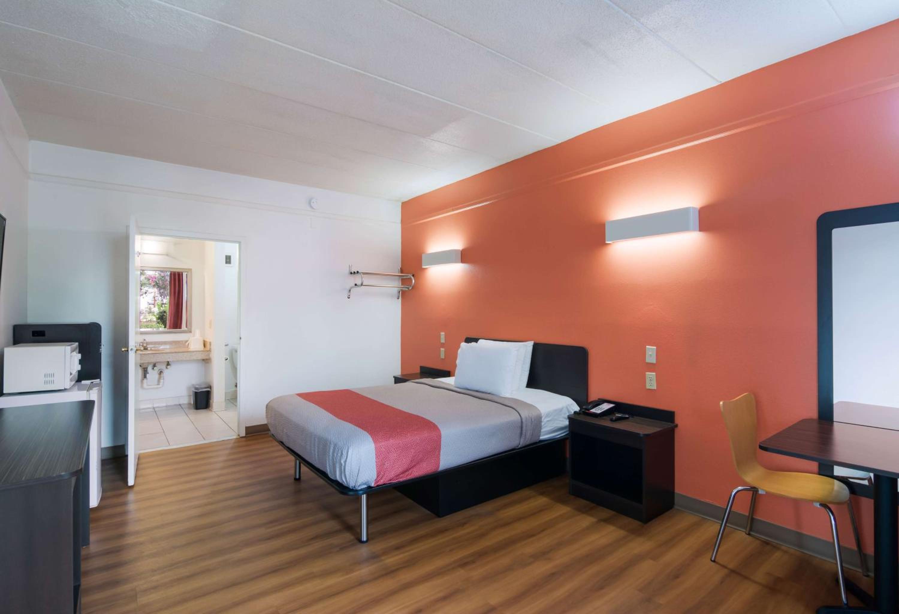 Queen Room - Disability Access - Non-Smoking - Photo 1