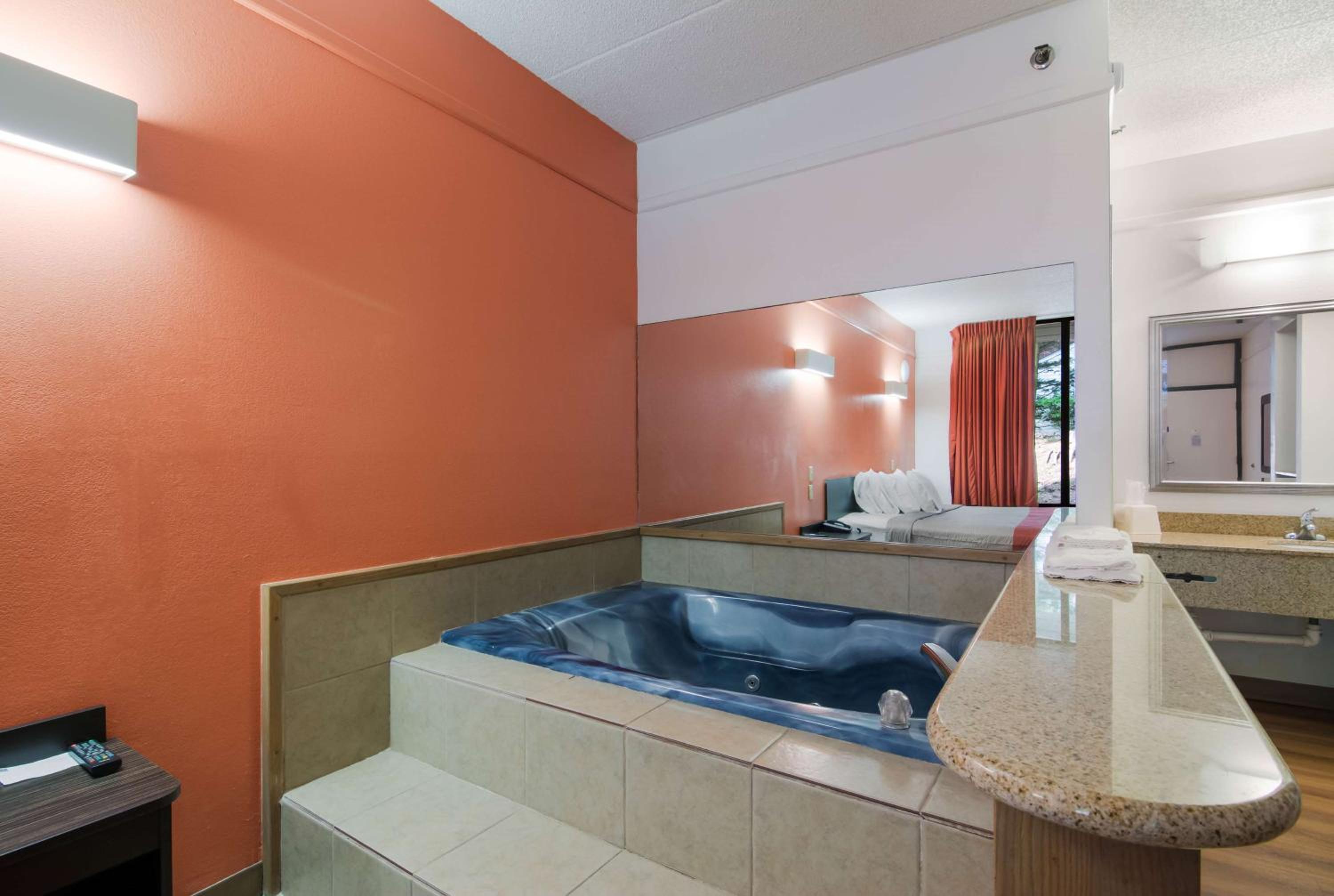 King Room with Spa Bath - Non-Smoking - Photo 2