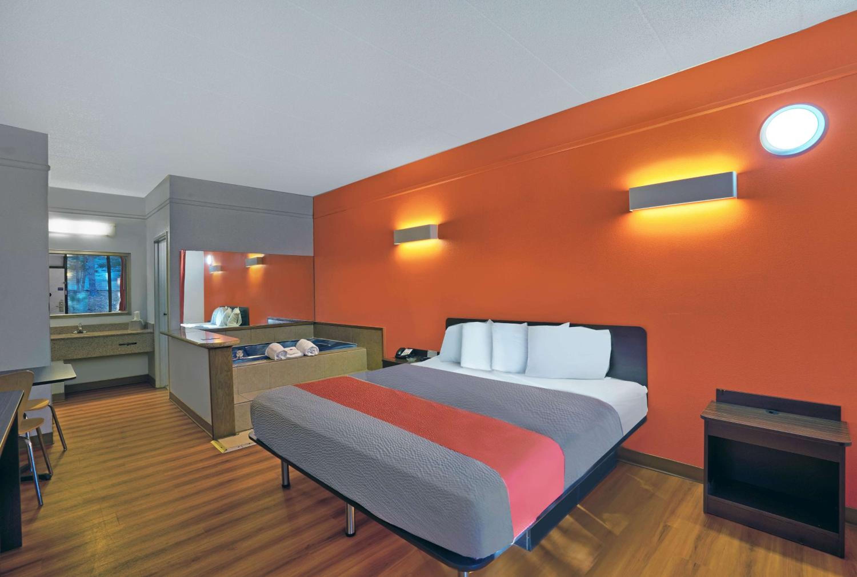 King Room with Spa Bath - Non-Smoking - Photo 3