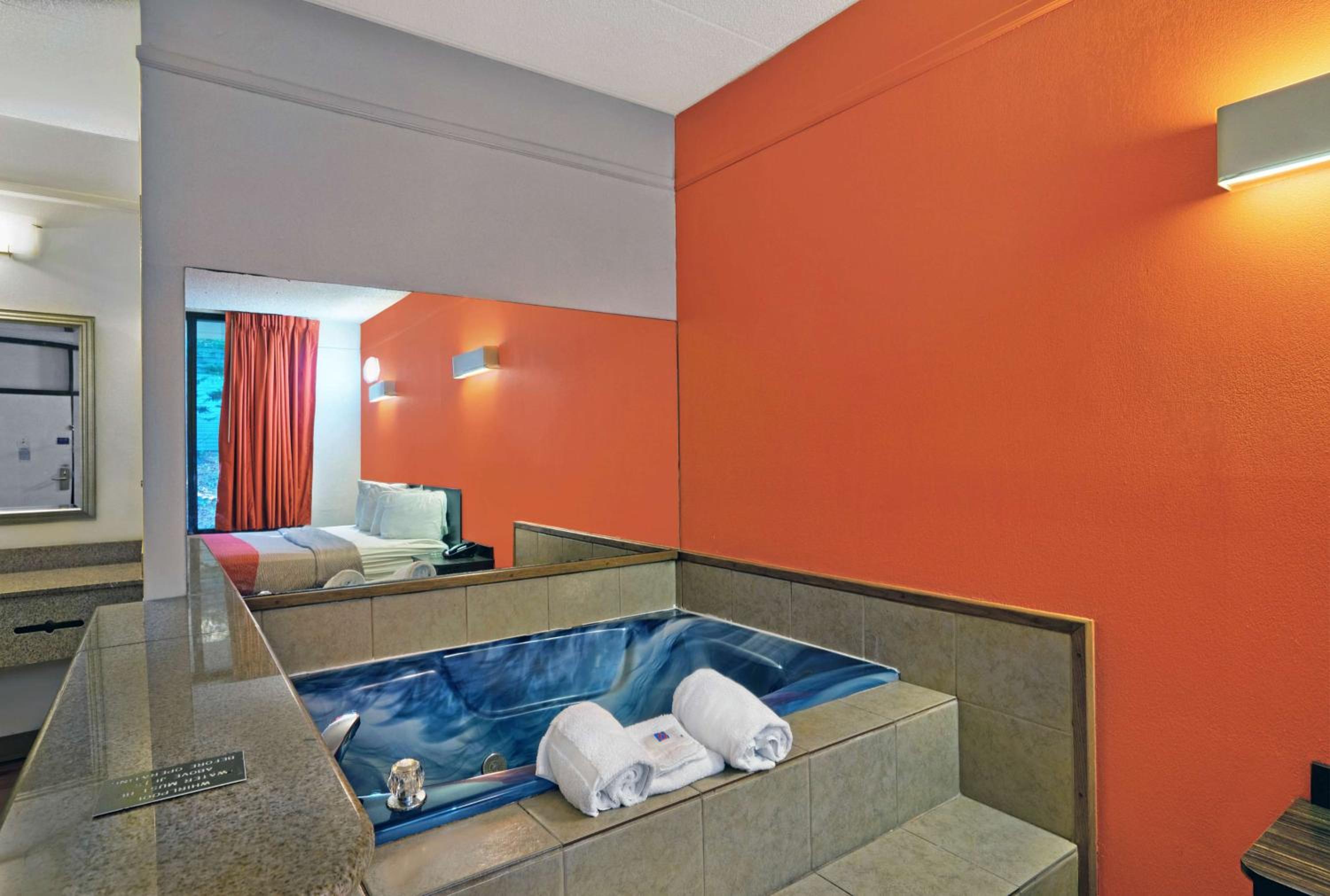 King Room with Spa Bath - Non-Smoking - Photo 6