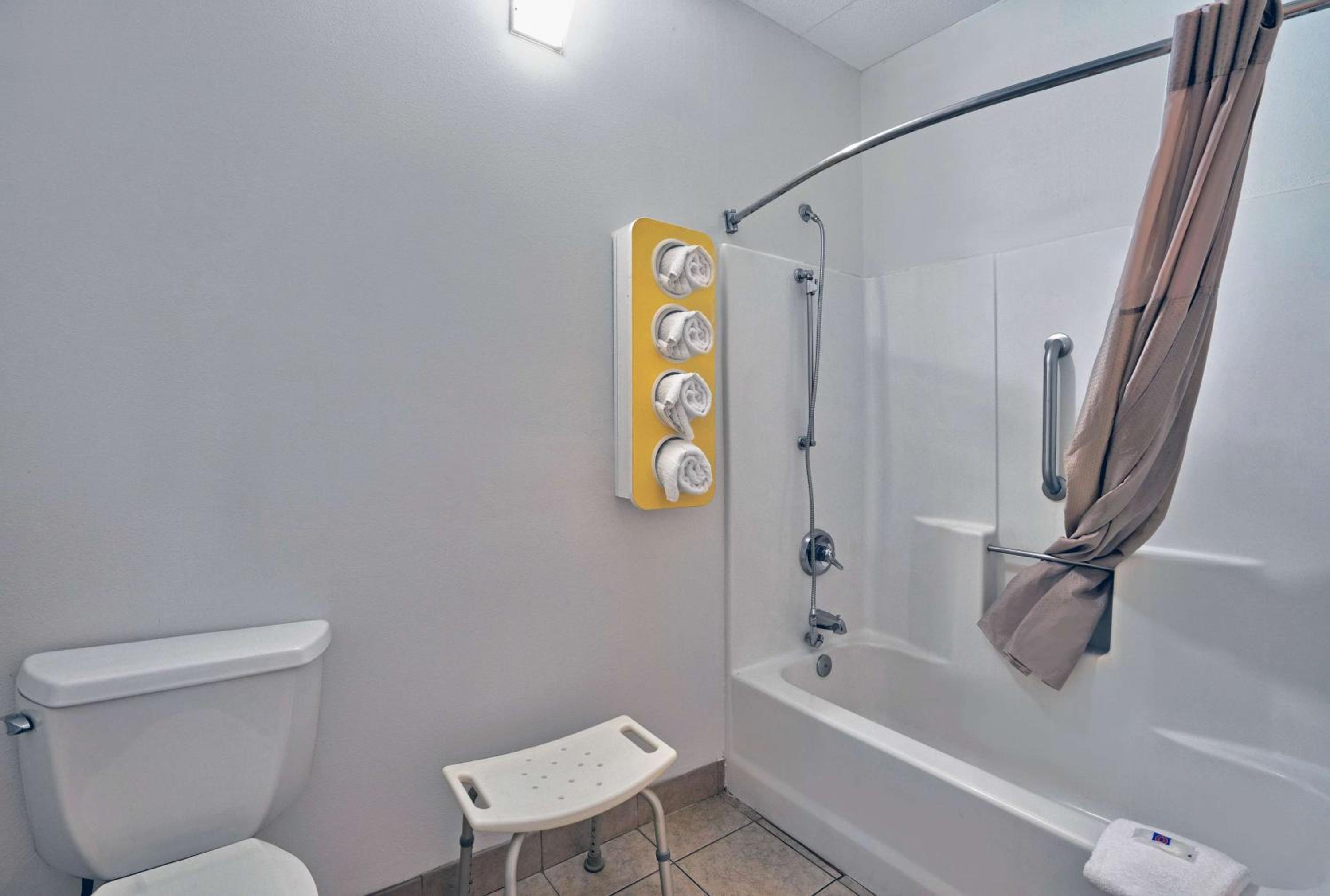 Queen Room - Disability Access - Non-Smoking - Photo 2