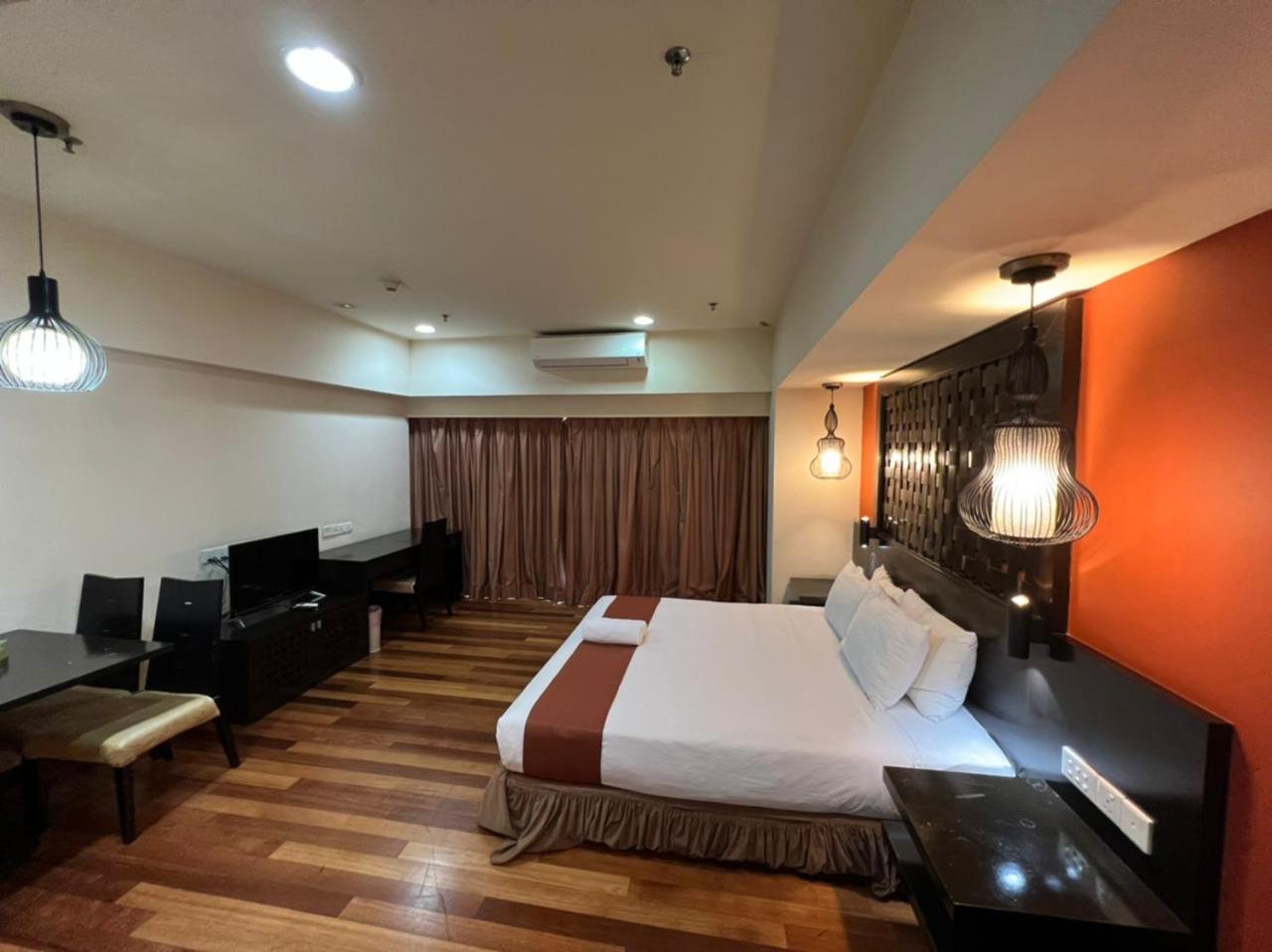 Deluxe King Suite