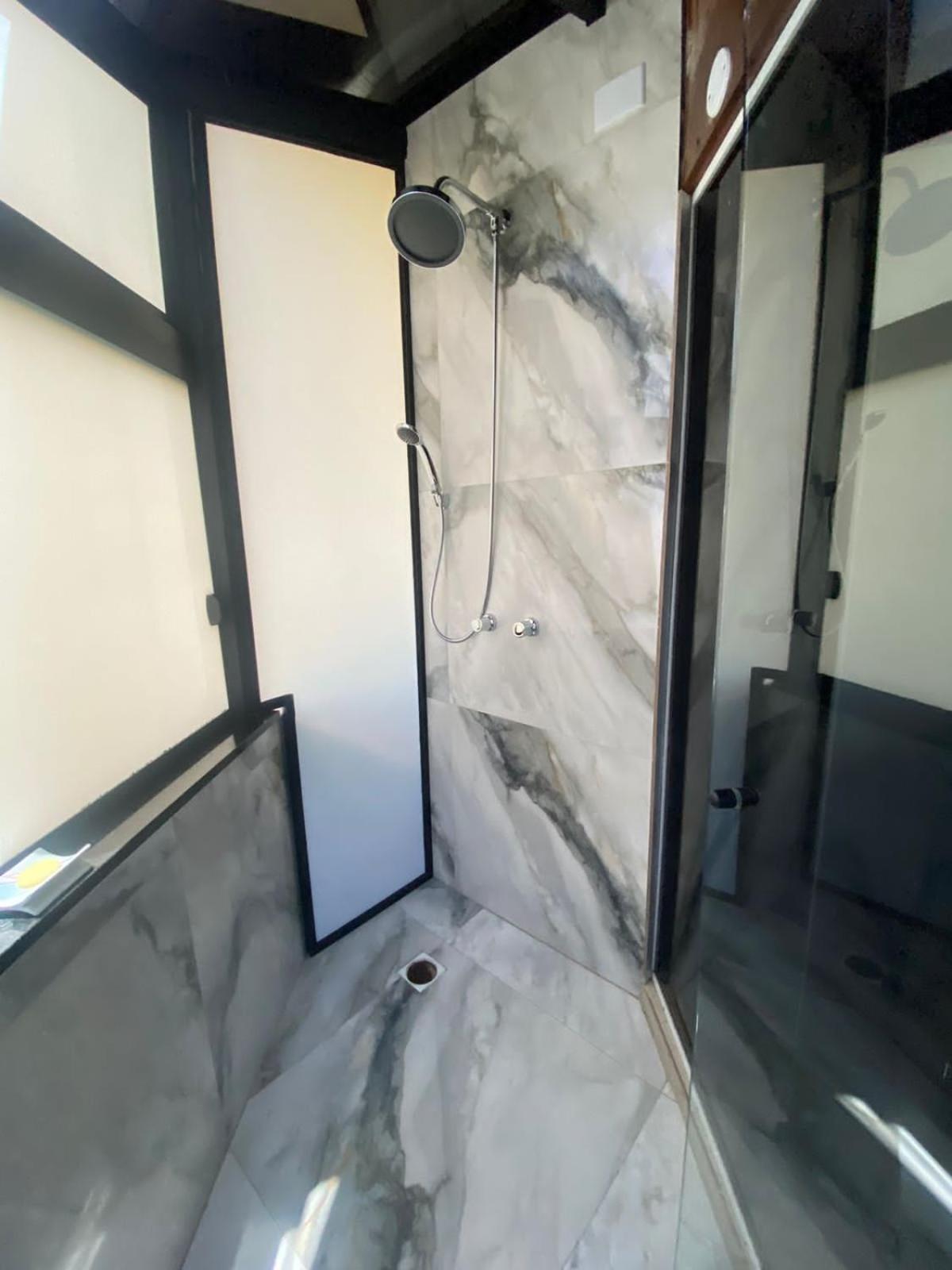 Deluxe Double Room with Bath - Photo 11