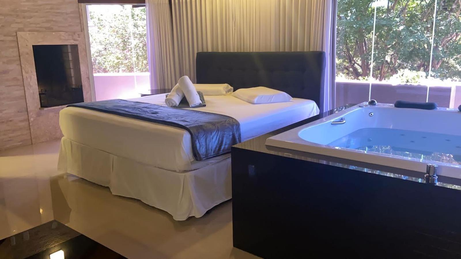 Deluxe Double Room with Bath - Photo 18