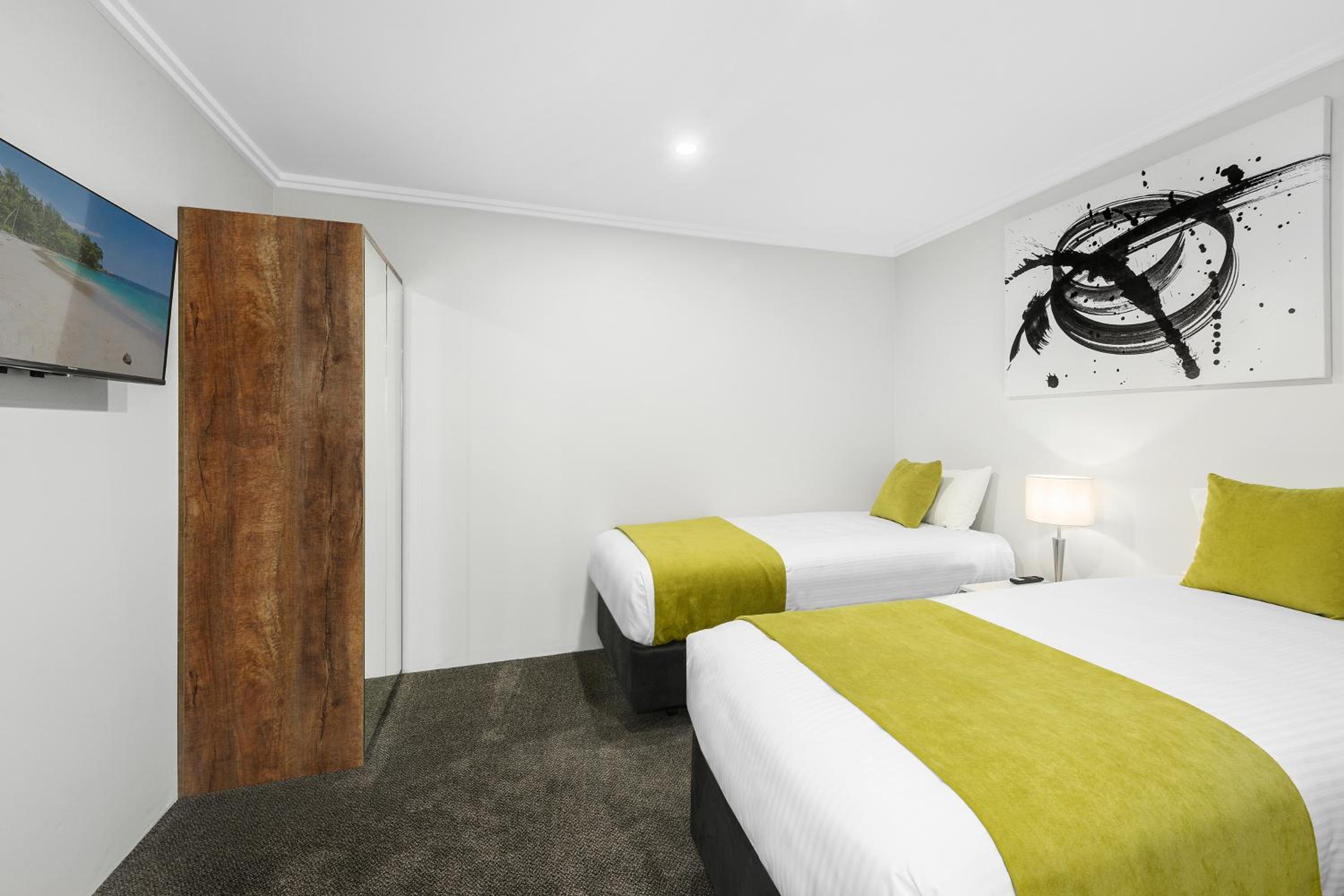 Family Suite with Balcony - Photo 4