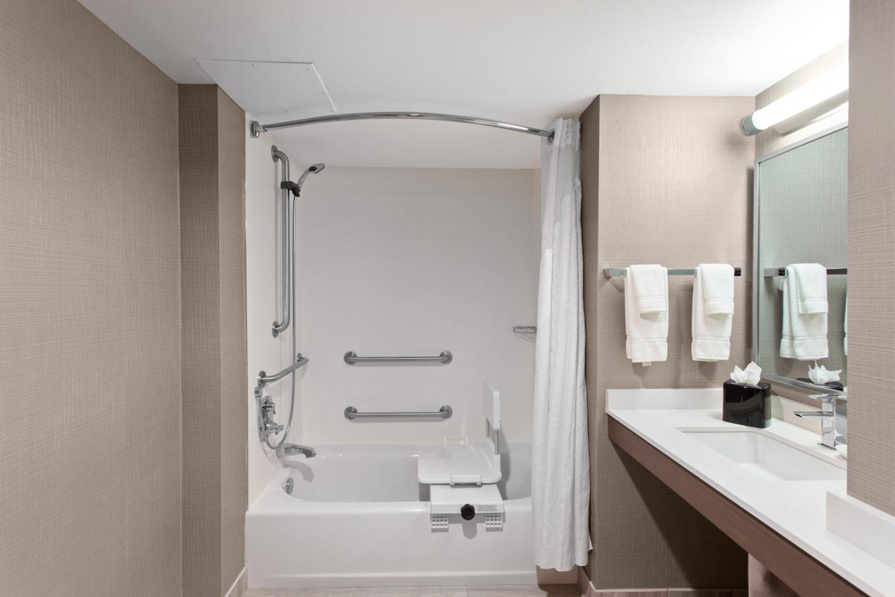 Queen Room with Accessible Transfer Shower - Non-Smoking - Photo 2