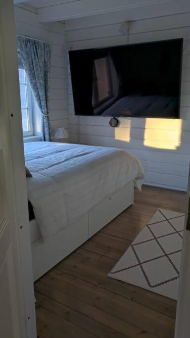 Three-Bedroom House - Photo 15