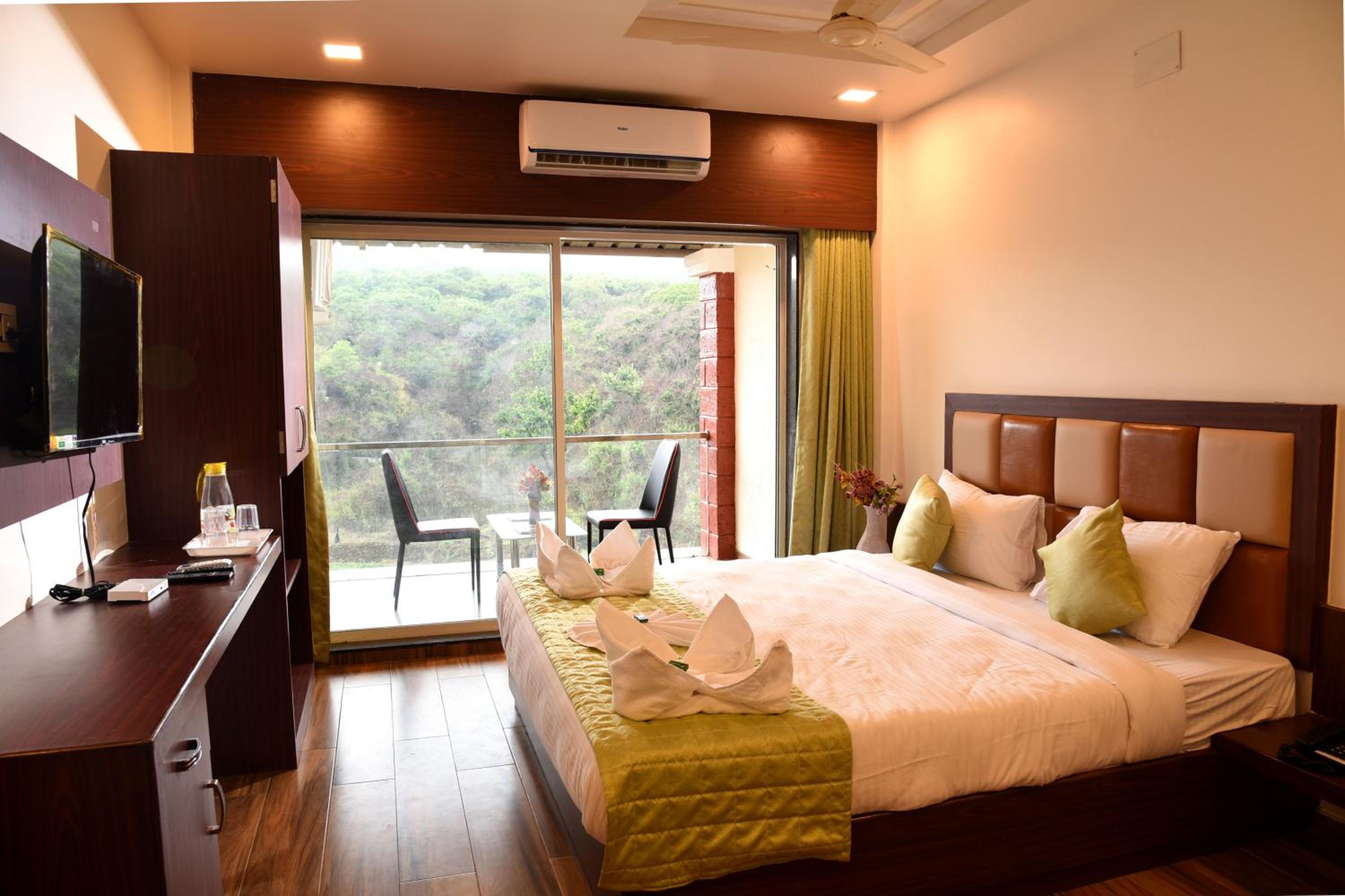 Deluxe Room - Photo 5