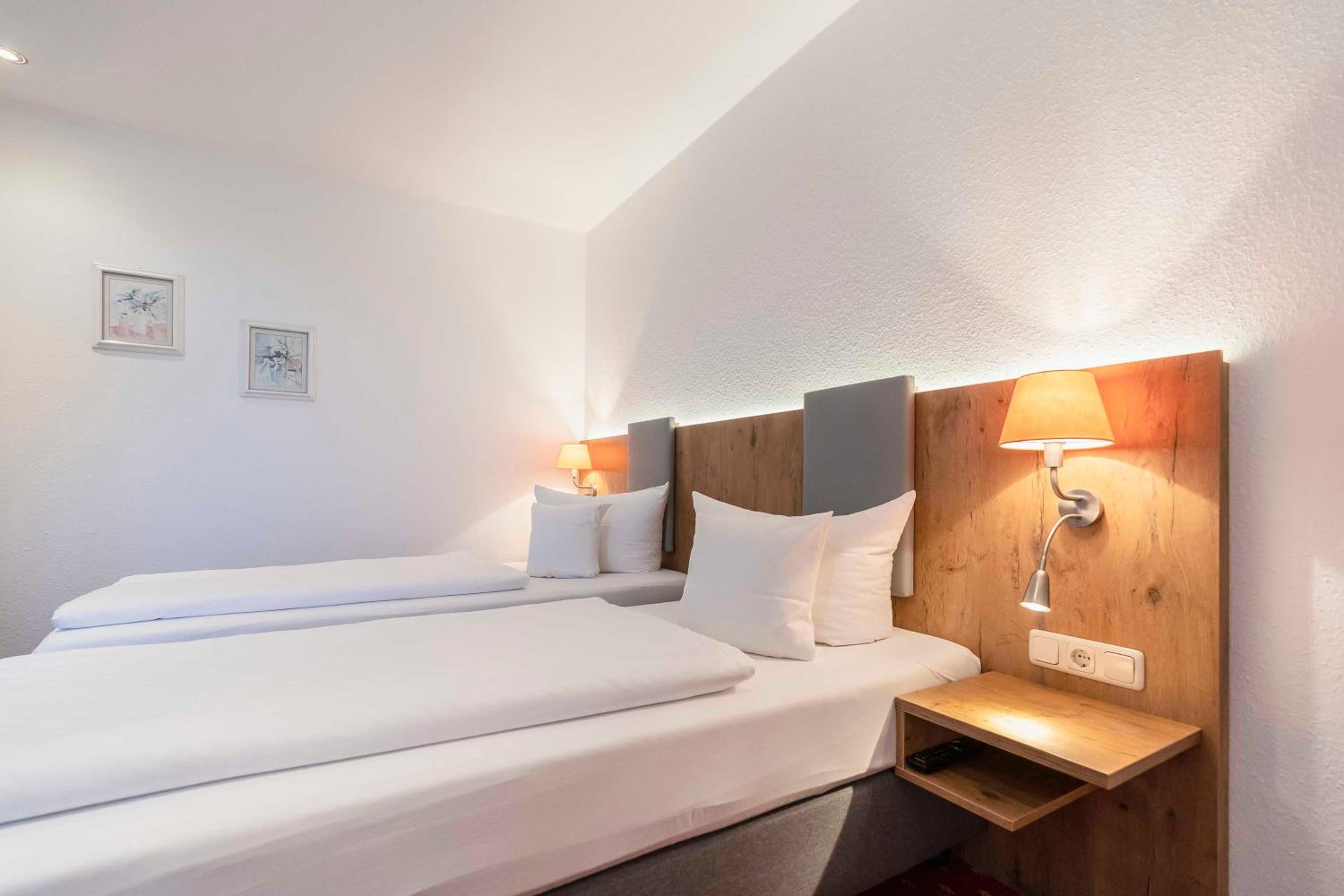 Business Double Room - no elevator and streetview photo 1