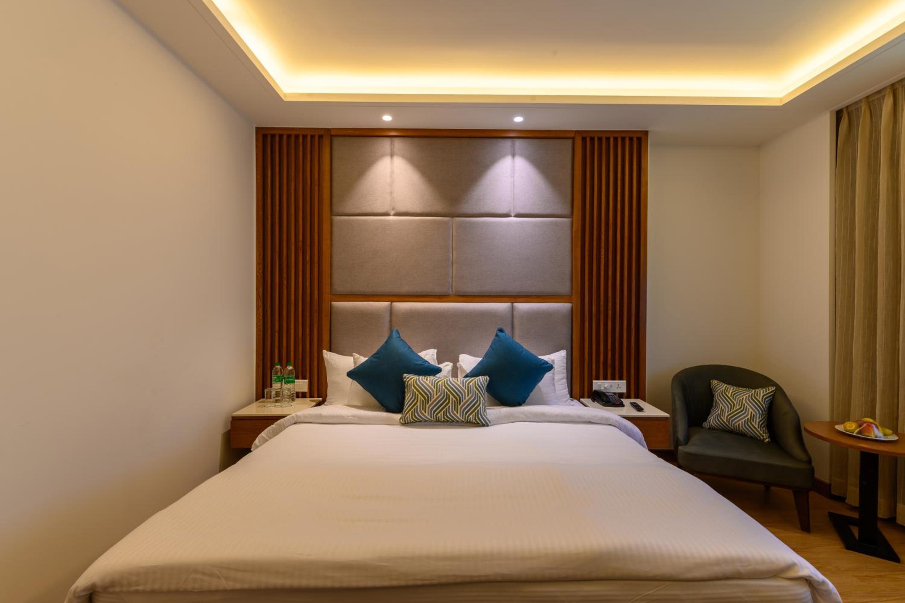 Classic Rooms: 10% discount on Food & Beverages (excluding In-Room Dining and Liquor), 10% discount on Spa Services, Laundry Services, Complimentary Happy Hour Offer – Buy 1 Get 1 Free, available daily from 11:00 AM to 7:00 PM. - Photo 8