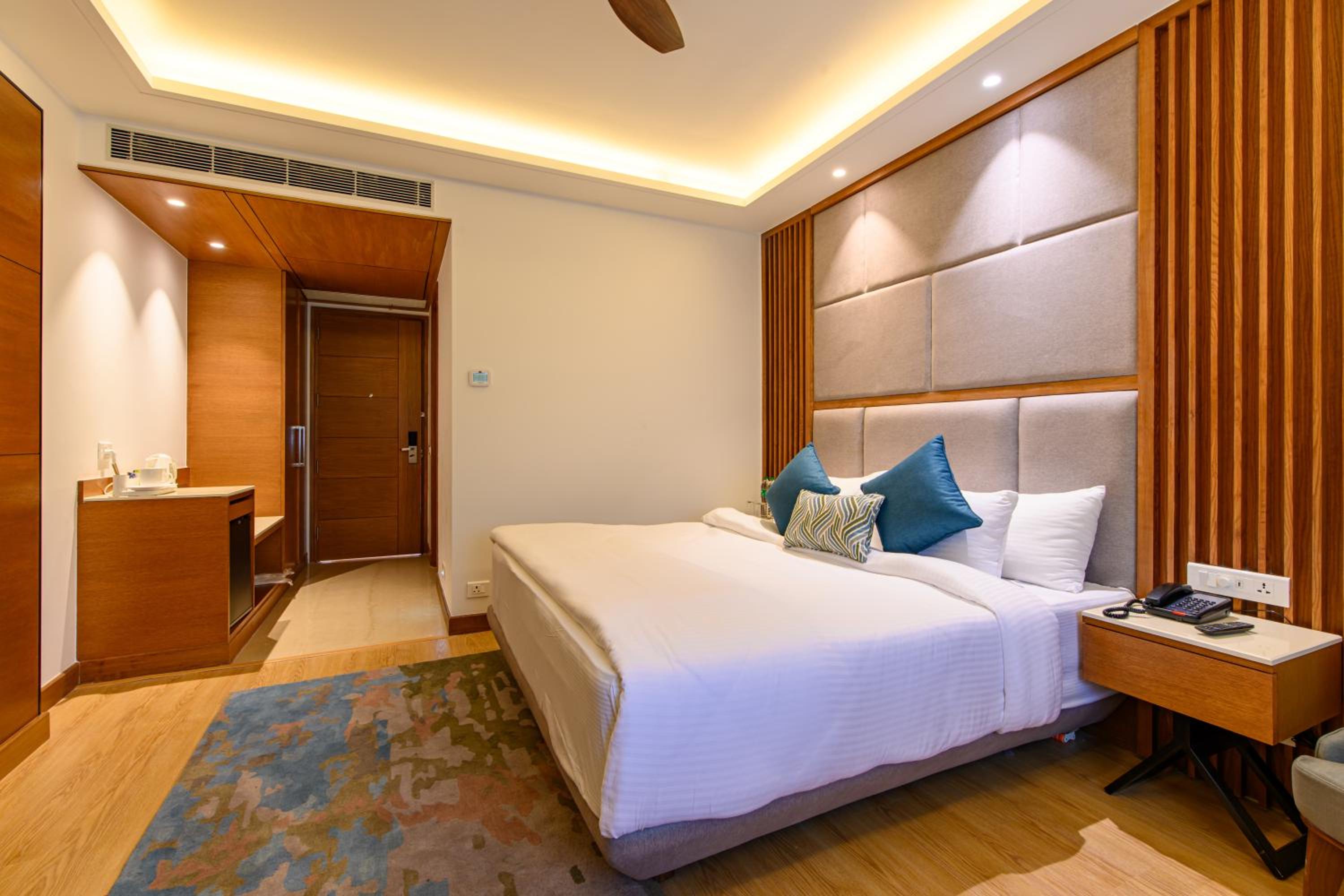 Classic Rooms: 10% discount on Food & Beverages (excluding In-Room Dining and Liquor), 10% discount on Spa Services, Laundry Services, Complimentary Happy Hour Offer – Buy 1 Get 1 Free, available daily from 11:00 AM to 7:00 PM. - Photo 7