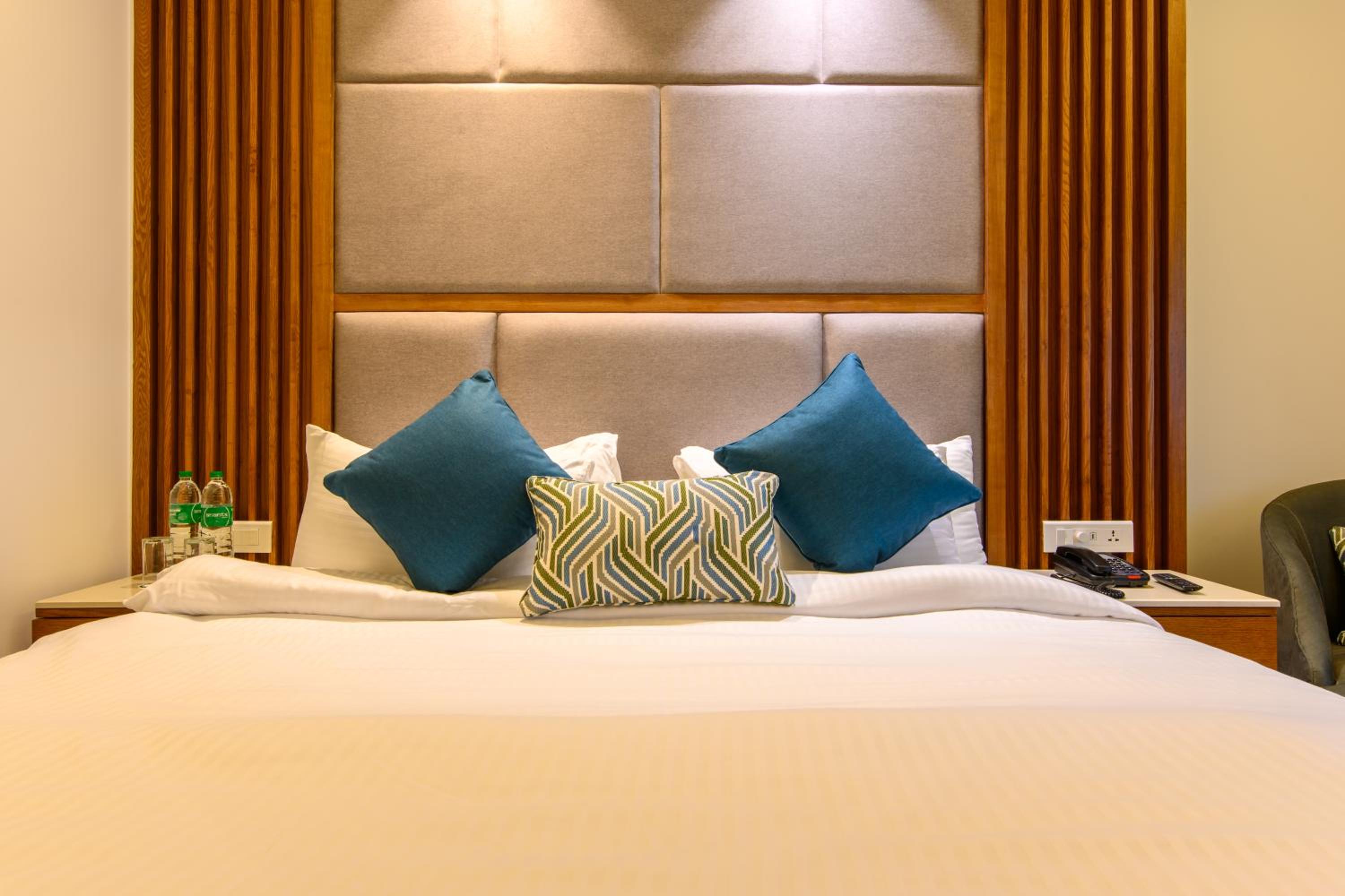 Classic Rooms: 10% discount on Food & Beverages (excluding In-Room Dining and Liquor), 10% discount on Spa Services, Laundry Services, Complimentary Happy Hour Offer – Buy 1 Get 1 Free, available daily from 11:00 AM to 7:00 PM. - Photo 6