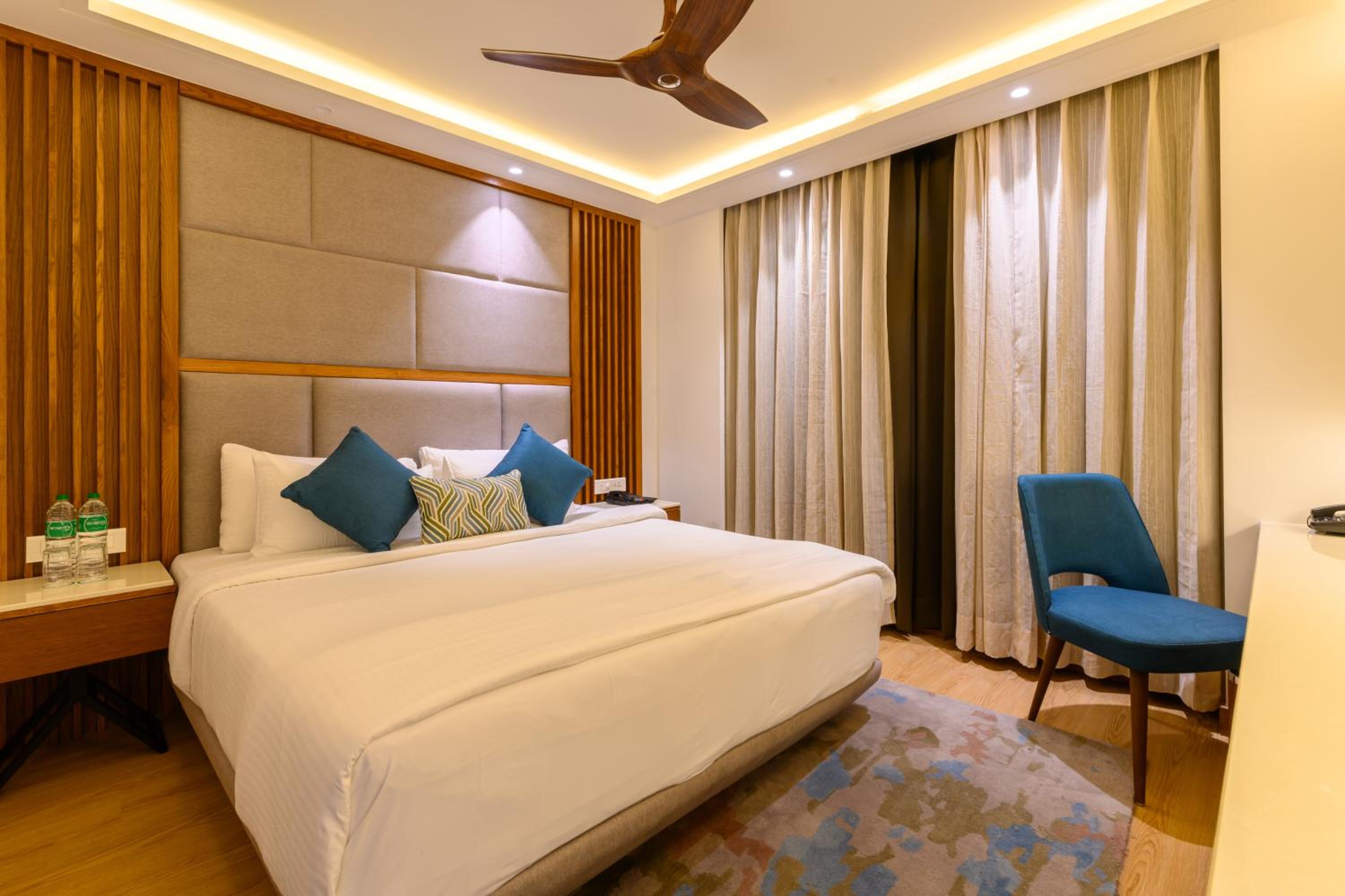 Classic Rooms: 10% discount on Food & Beverages (excluding In-Room Dining and Liquor), 10% discount on Spa Services, Laundry Services, Complimentary Happy Hour Offer – Buy 1 Get 1 Free, available daily from 11:00 AM to 7:00 PM. - Photo 3