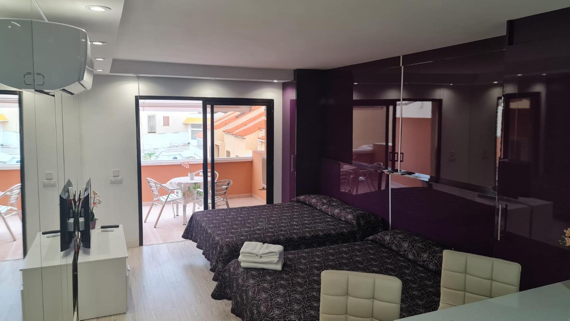 Estudio con Terraza y Vista Lateral al Mar