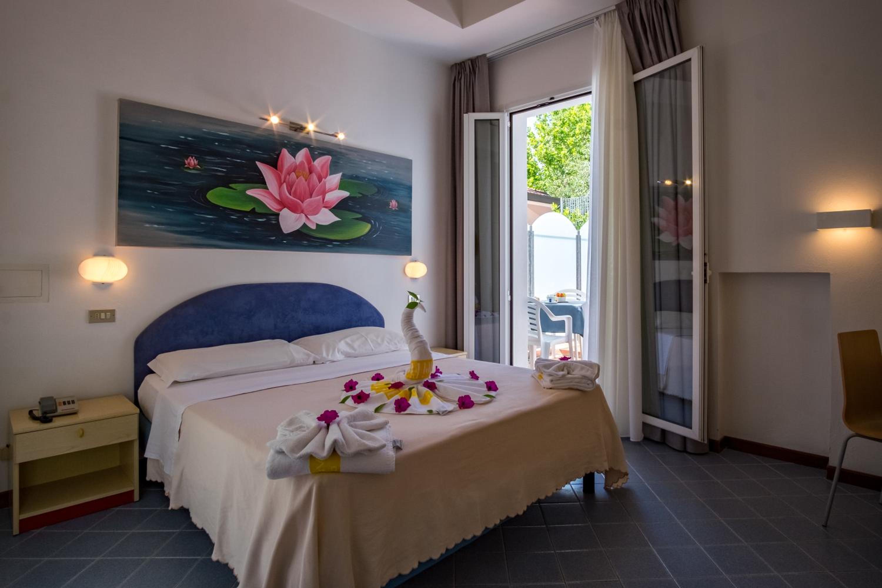 Double Room with Balcony - Photo 10